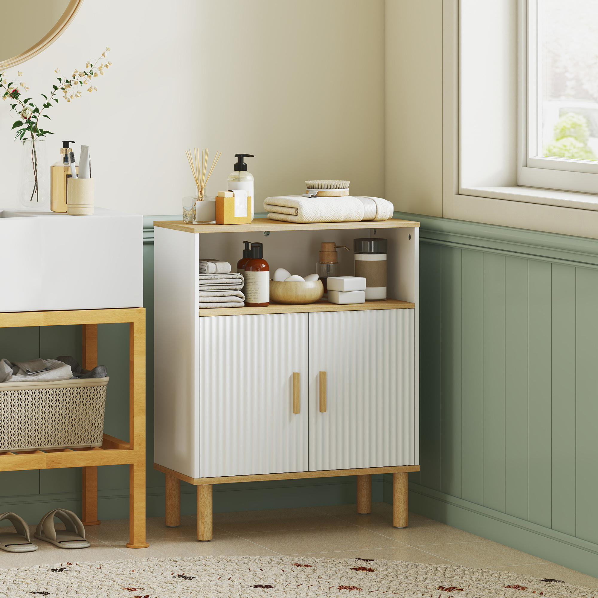 Un mobiletto da bagno bianco scanalato con accenti in legno si trova su un pavimento piastrellato.