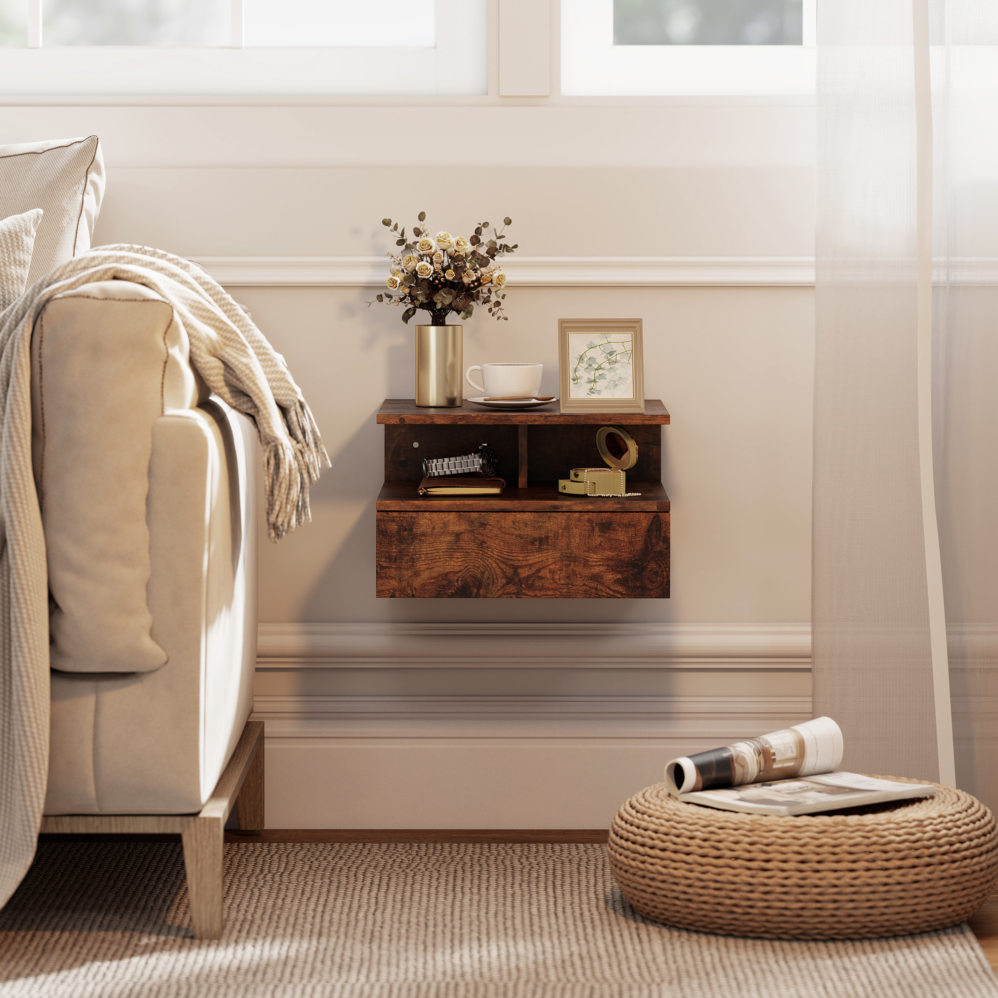 Un comodino a parete con cassetto, decorato con vasi, tazze e cornici.