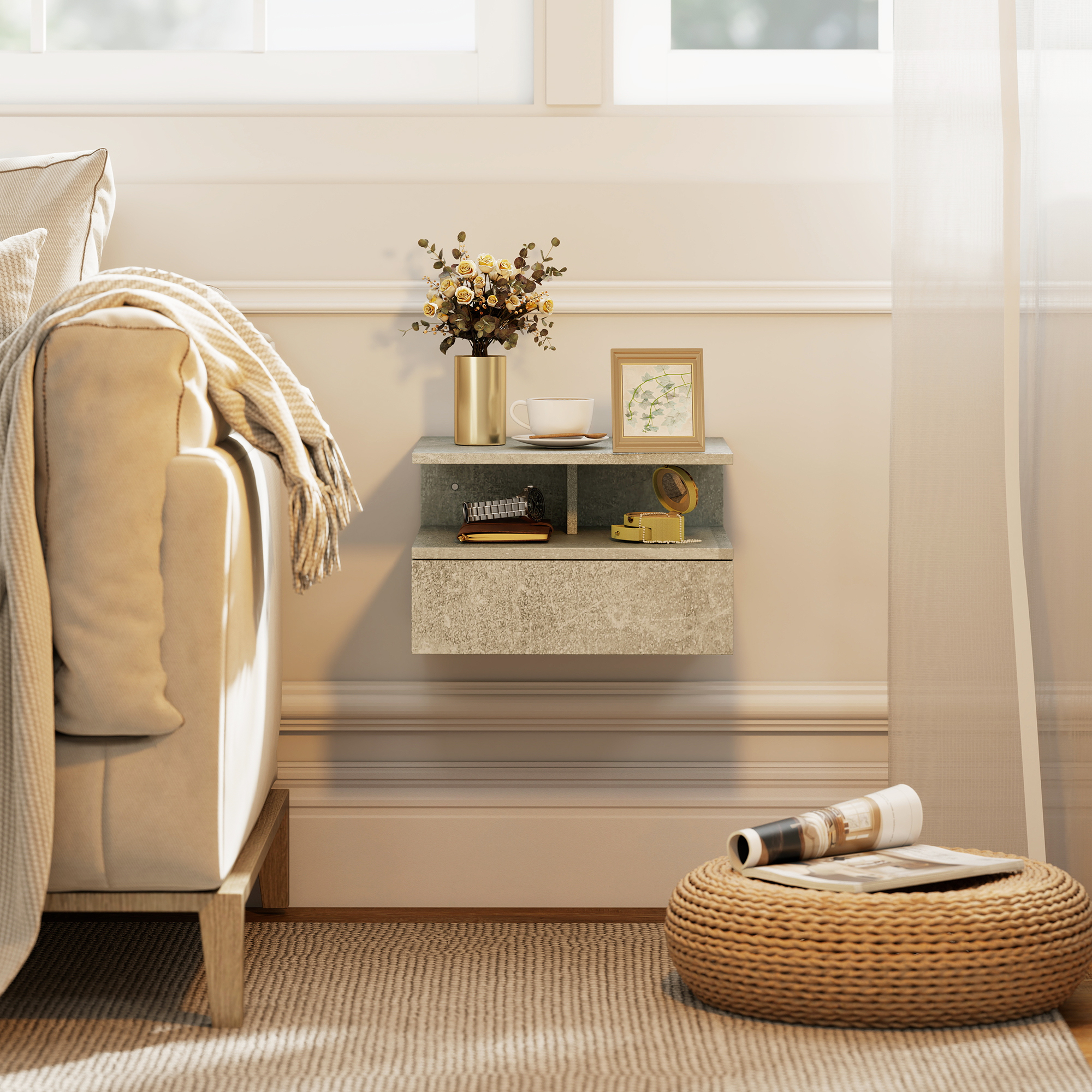Un comodino con decorazioni, una tazza e un quadro sopra un divano.