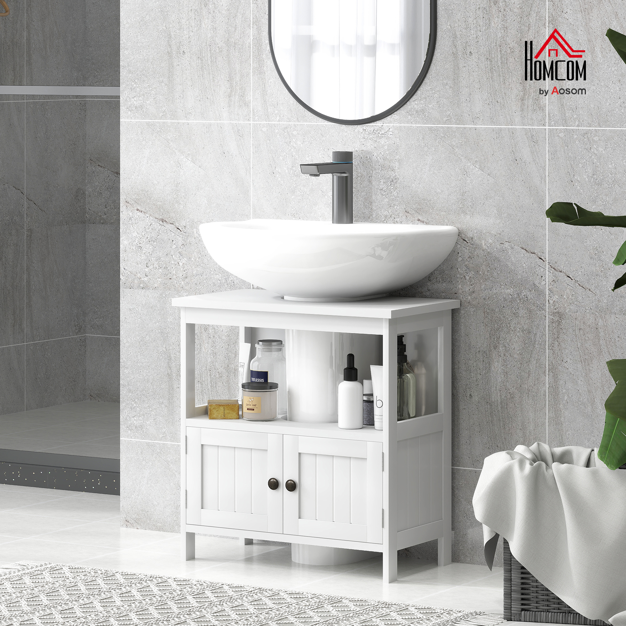 Un mobiletto da bagno bianco con lavandino, specchio e rubinetto.