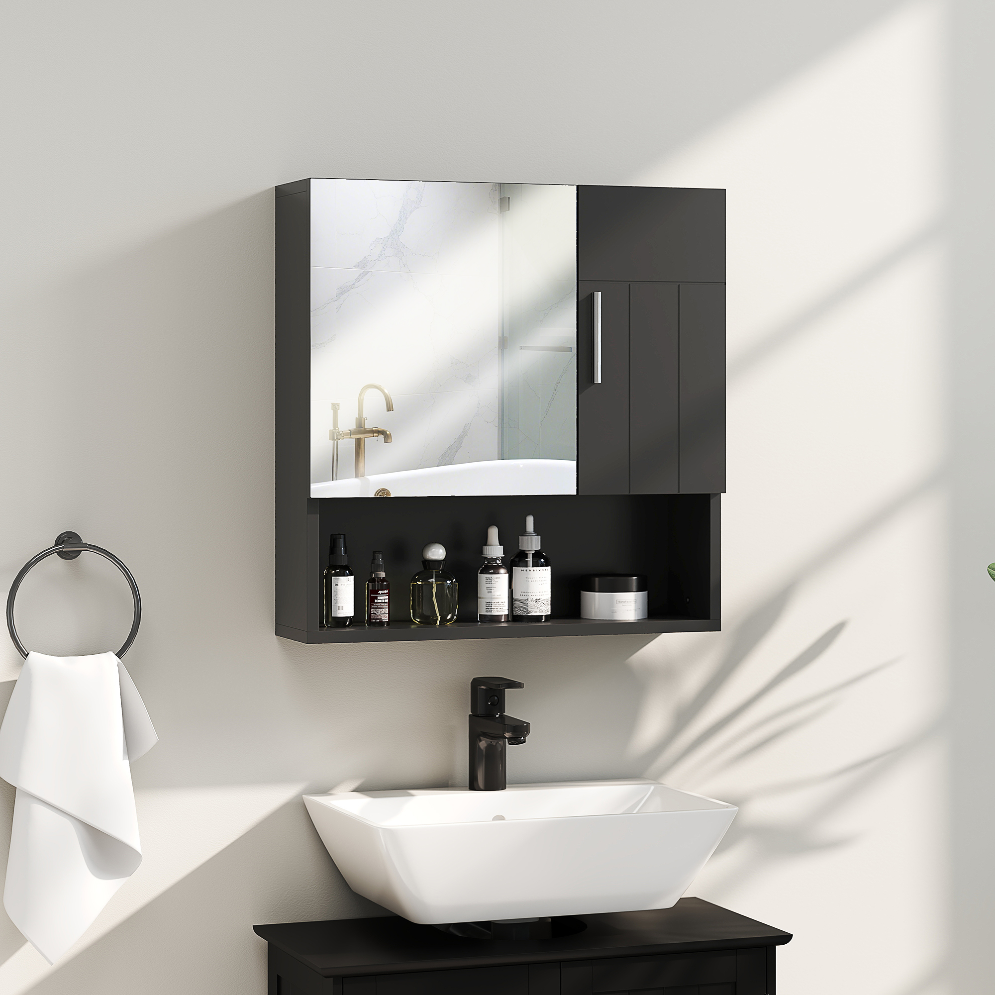 Un mobiletto da bagno nero con specchio sopra un lavabo bianco e rubinetto nero.