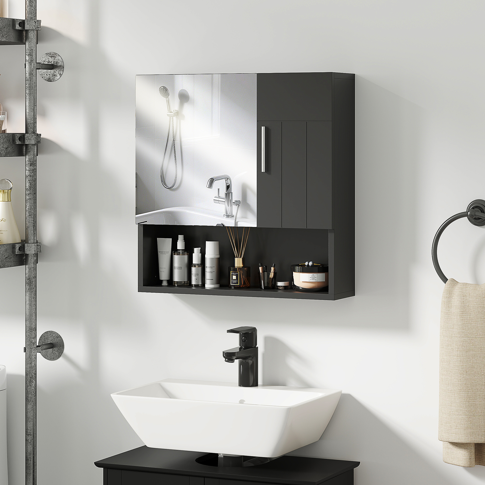 Un mobile da bagno con specchio sopra un lavandino con rubinetto e portasciugamani.