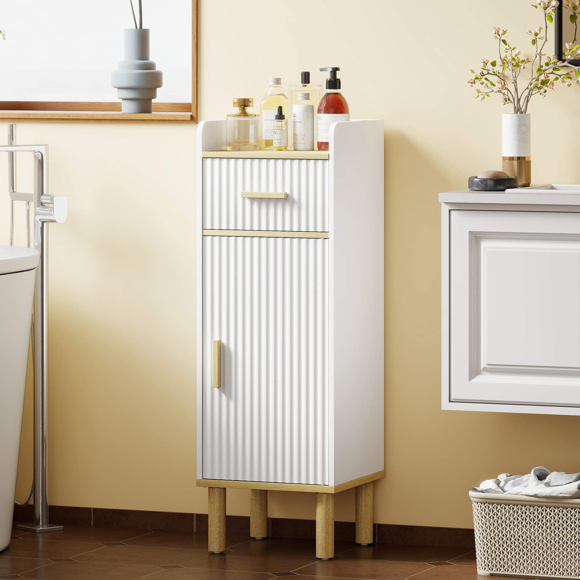Un mobile da bagno bianco con accenti in legno accanto a una vasca da bagno.