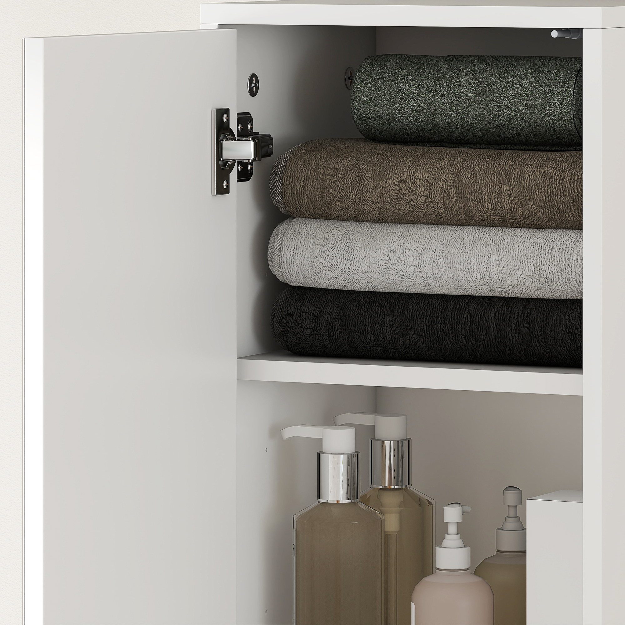 Un armadio bianco con anta aperta, che mostra asciugamani impilati e dispenser di sapone all'interno.
