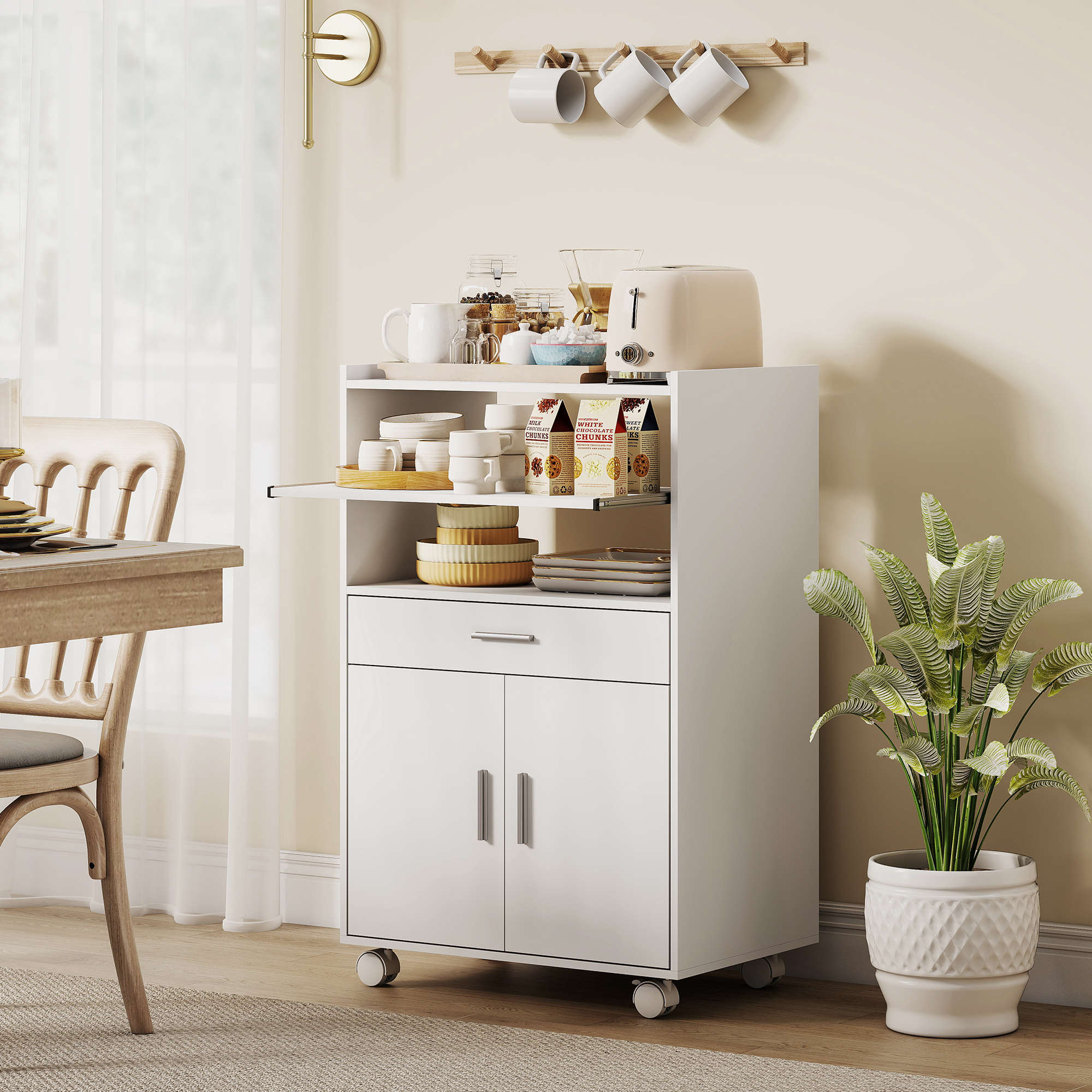 Un carrello bianco su ruote, pieno di piatti e articoli per la colazione.