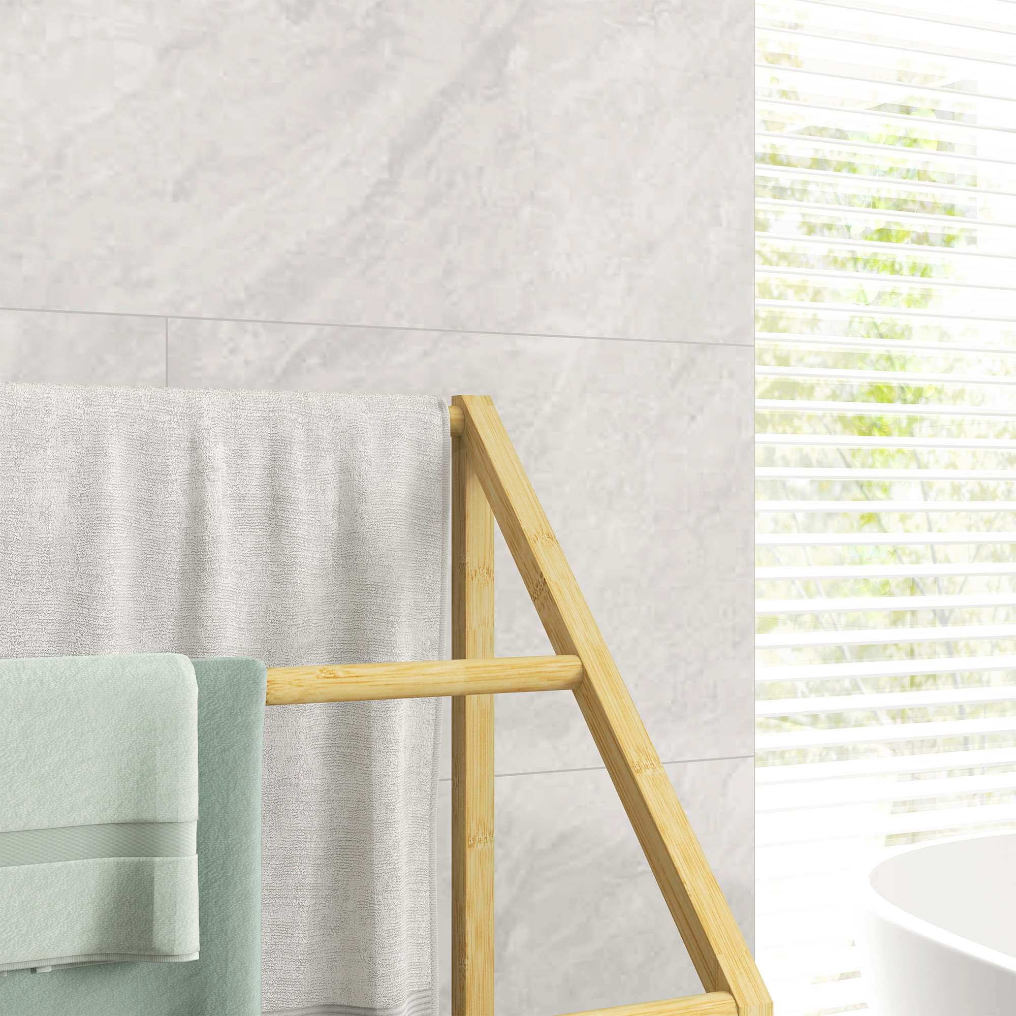 Un porta asciugamani in legno con asciugamani bianchi e verde menta, accanto a una finestra con persiane.