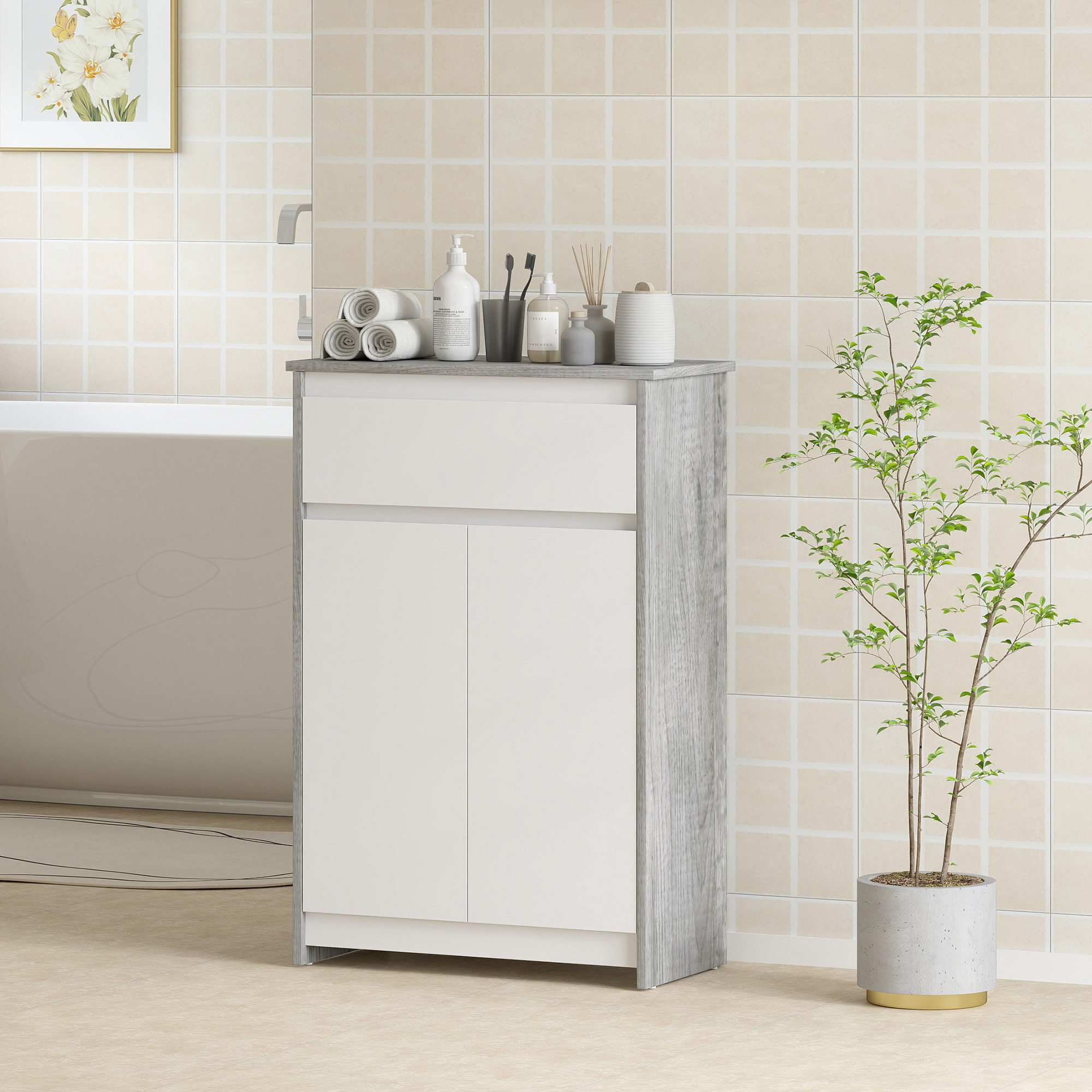 Un mobile bianco con accenti in legno accanto a una vasca da bagno. Articoli da toeletta e una pianta sopra.