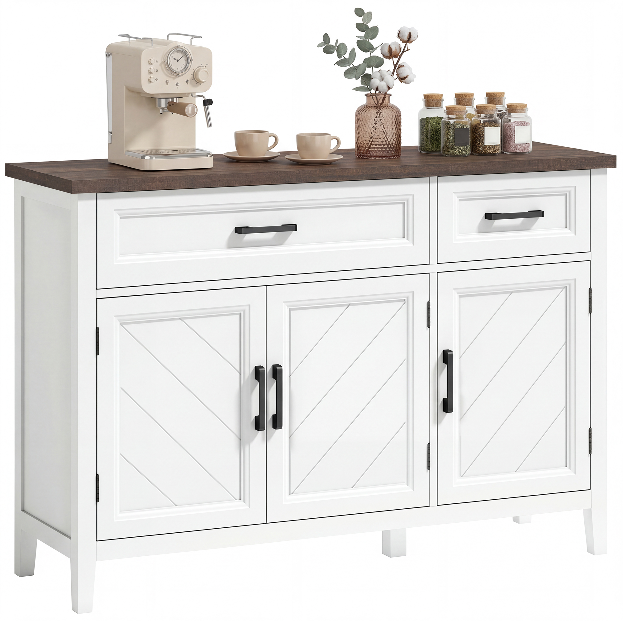 Macchina da caffè beige su credenza bianca con piano in legno scuro, due tazze, vaso di cotone e barattoli di spezie.