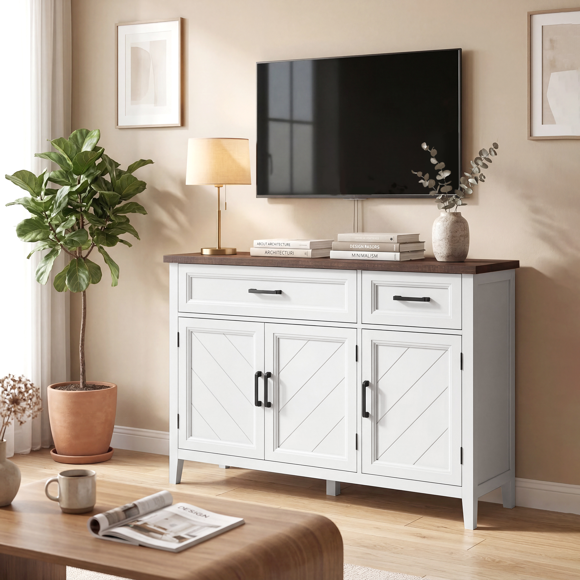Una credenza bianca con piano scuro, TV, lampada, piante e arte.