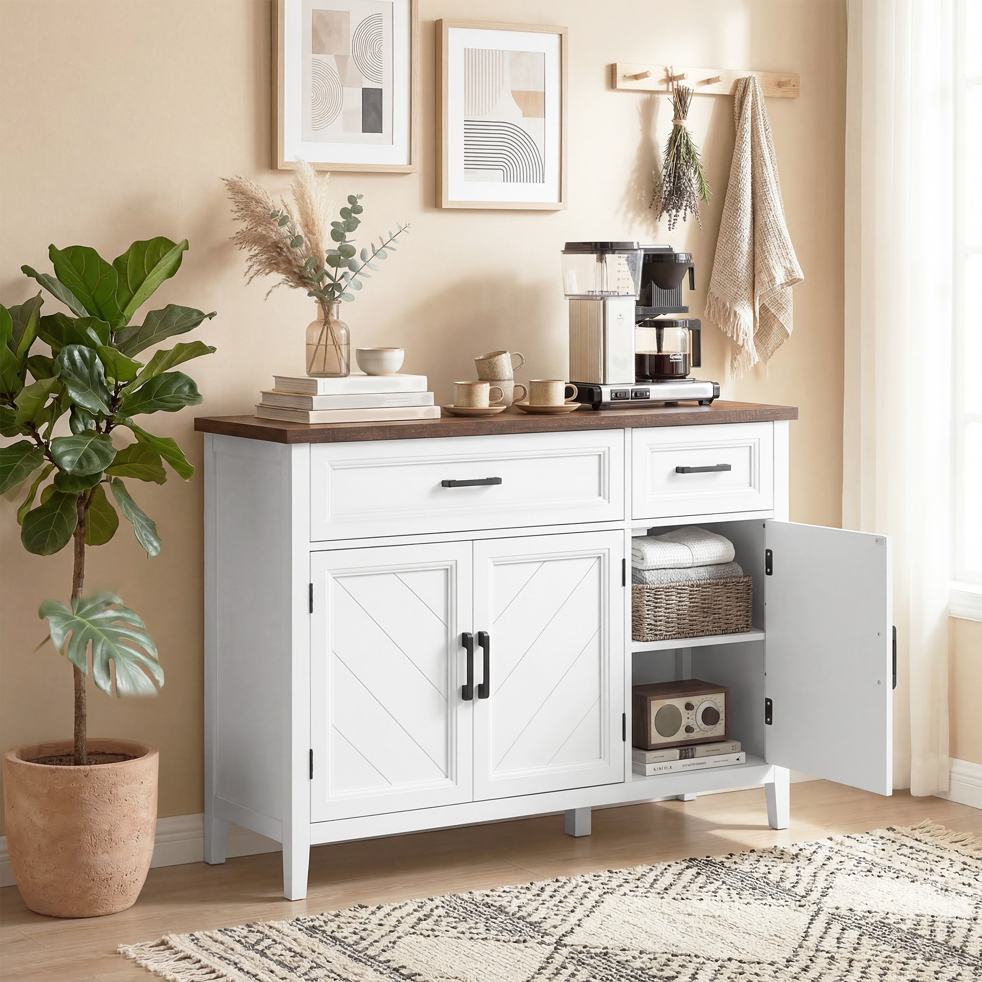 Un mobile bianco con piano in legno, macchina da caffè, piante e decorazioni.