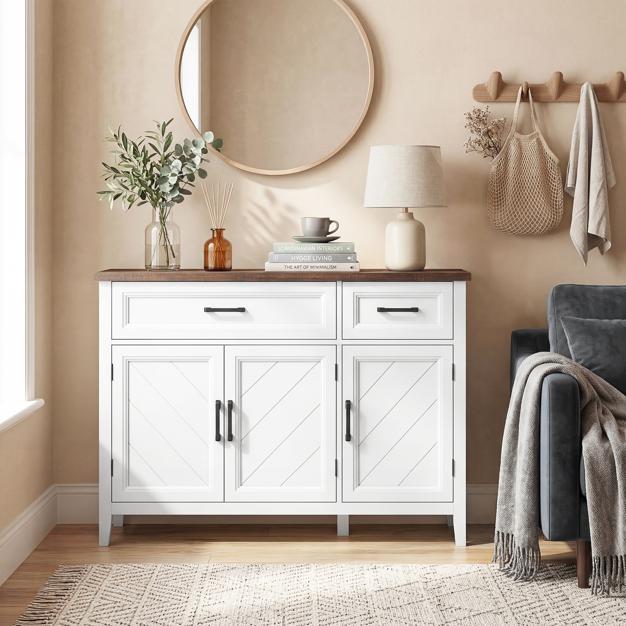 Una credenza bianca con piano in legno, specchio, lampada, seduta e decorazioni.