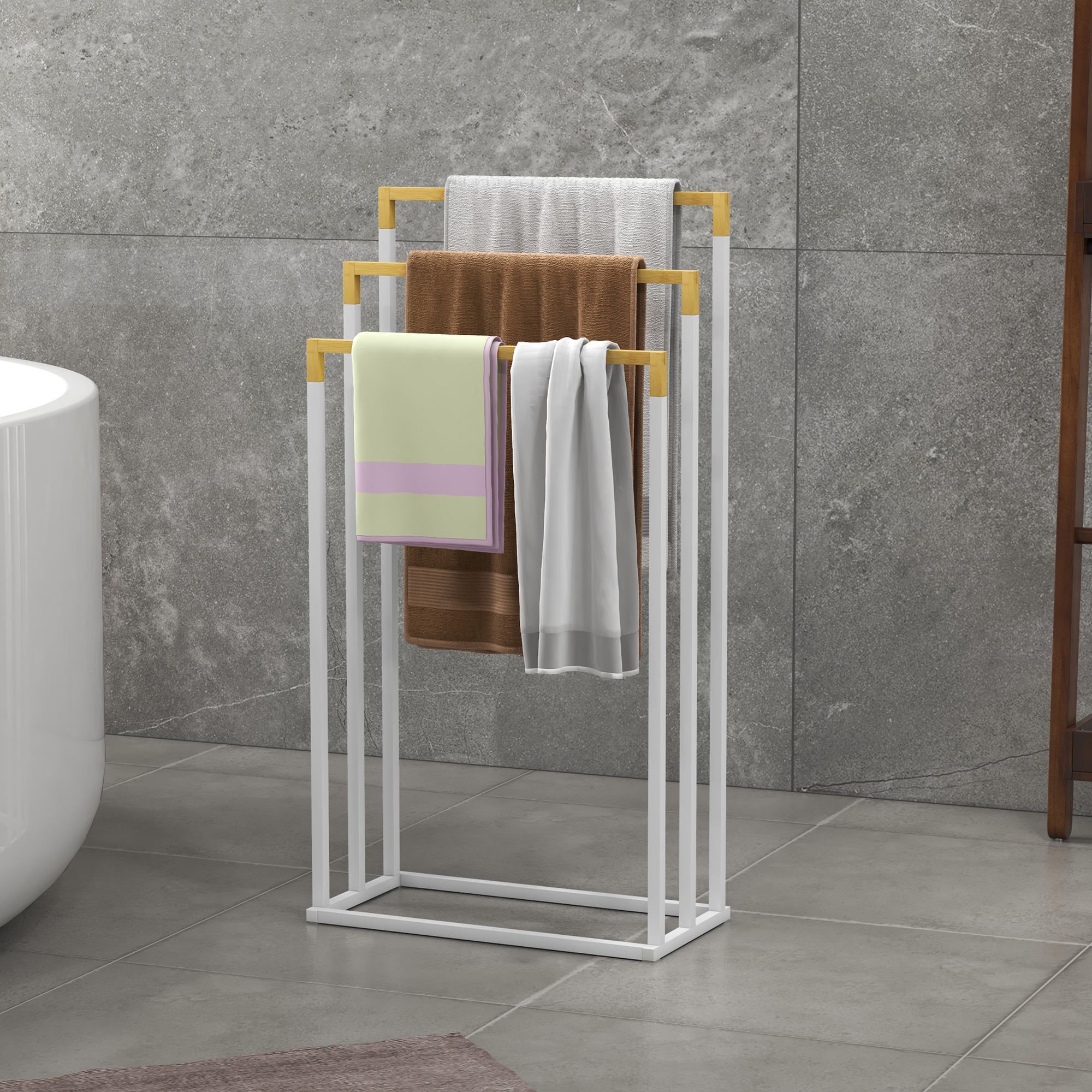 Un porta asciugamani bianco con quattro asciugamani in un bagno.