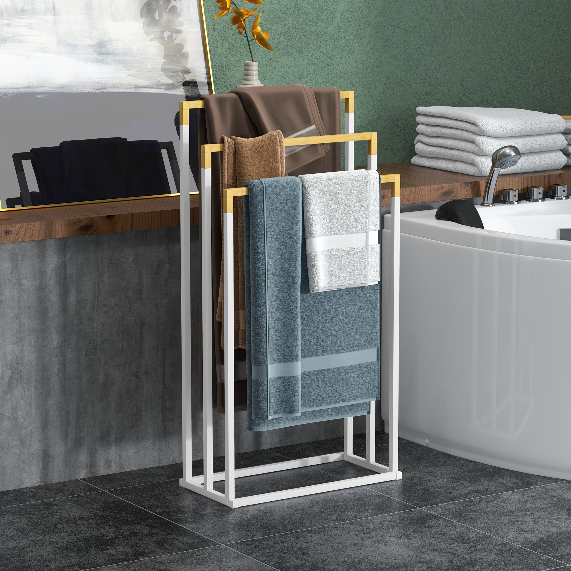 Un porta asciugamani bianco con asciugamani marroni, blu e bianchi accanto a una vasca da bagno.