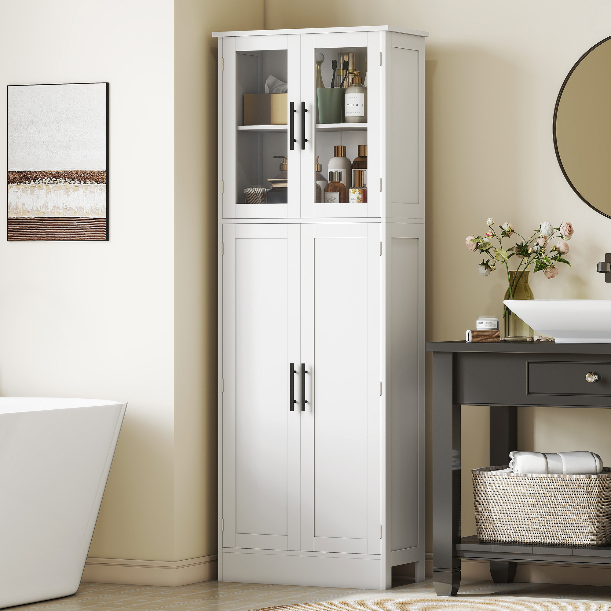 Un mobiletto da bagno bianco con ante in vetro si trova accanto a una vasca e un mobiletto.