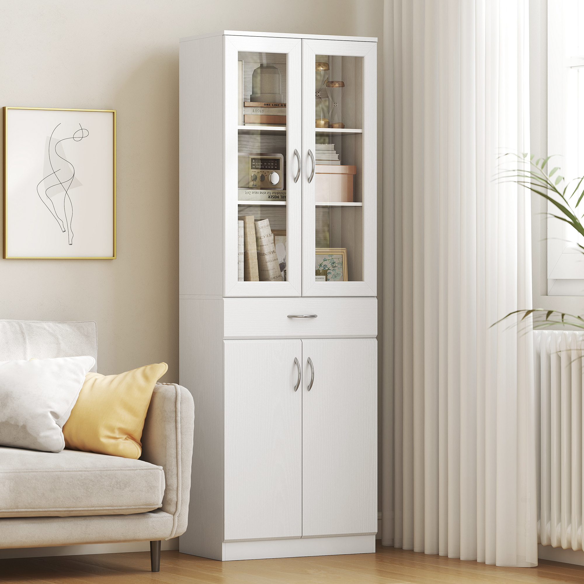 Un armadio bianco con ante in vetro, pieno di libri e decorazioni. Un divano accanto.