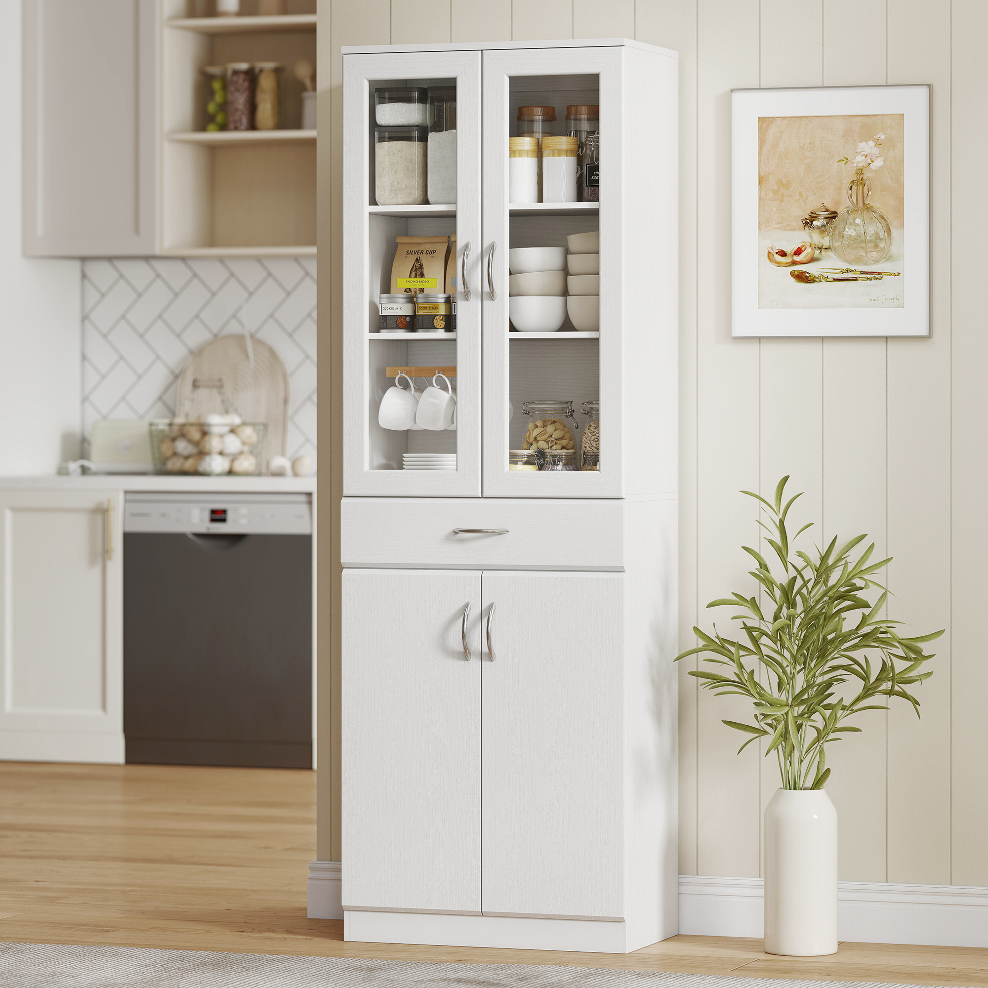 Un mobile da cucina bianco con ante in vetro, riempito con articoli per dispensa.