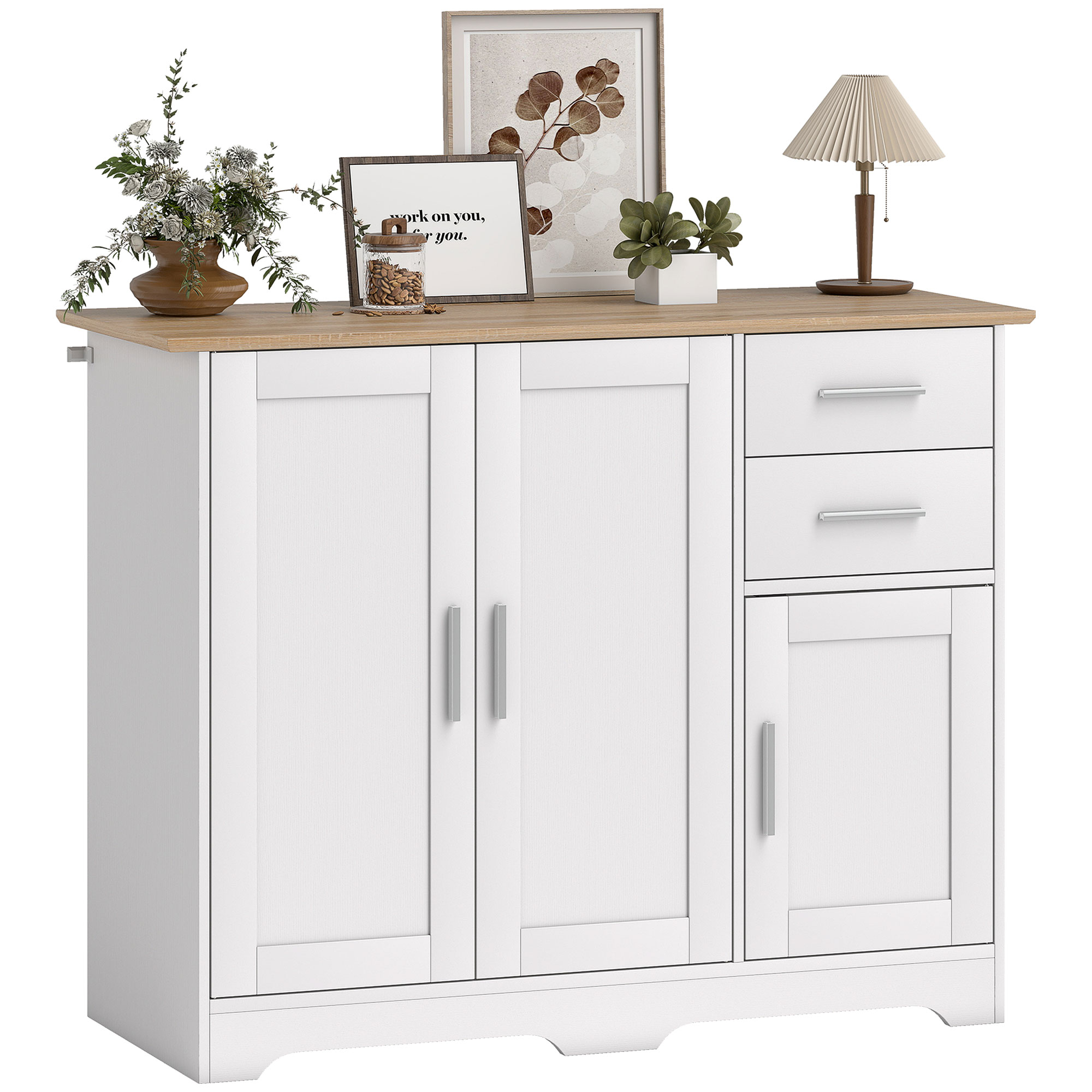 Mobile bianco con piano in legno, fiori, vetro e lampada.