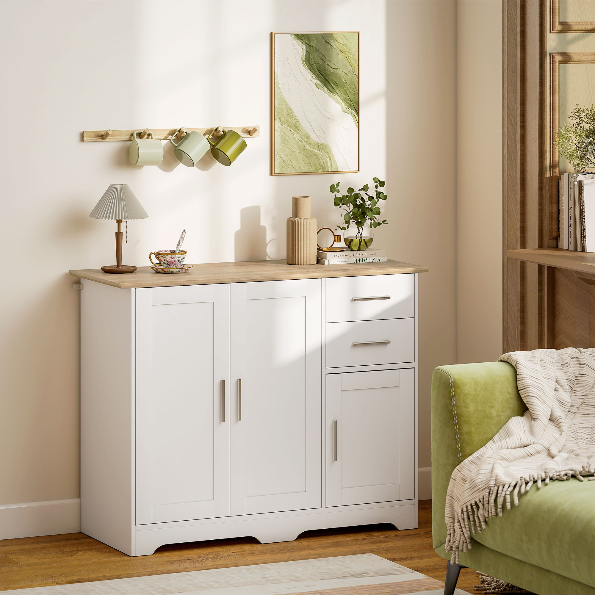 Un mobile bianco con piano in legno, lampade, tazze, vaso, libro e divano verde.