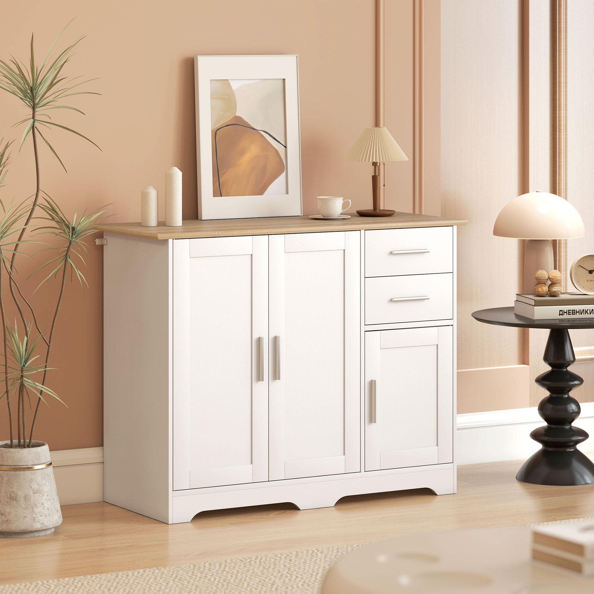 Un mobile bianco con piano in legno, accanto a una pianta, candele e un quadro.