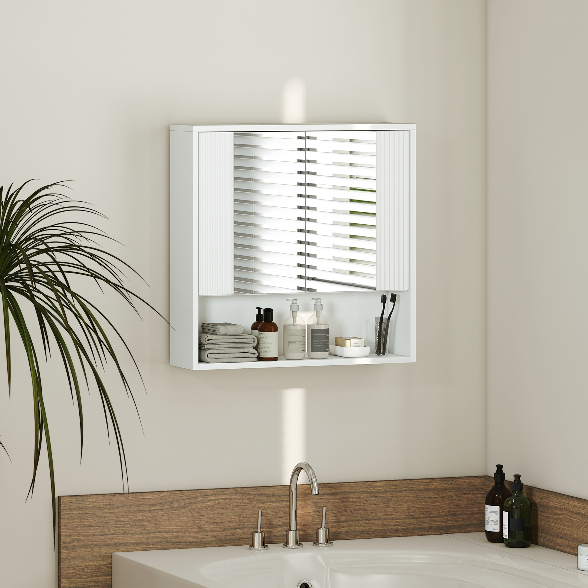 Un mobiletto da bagno bianco sopra un lavandino con rubinetto, accanto a una pianta.