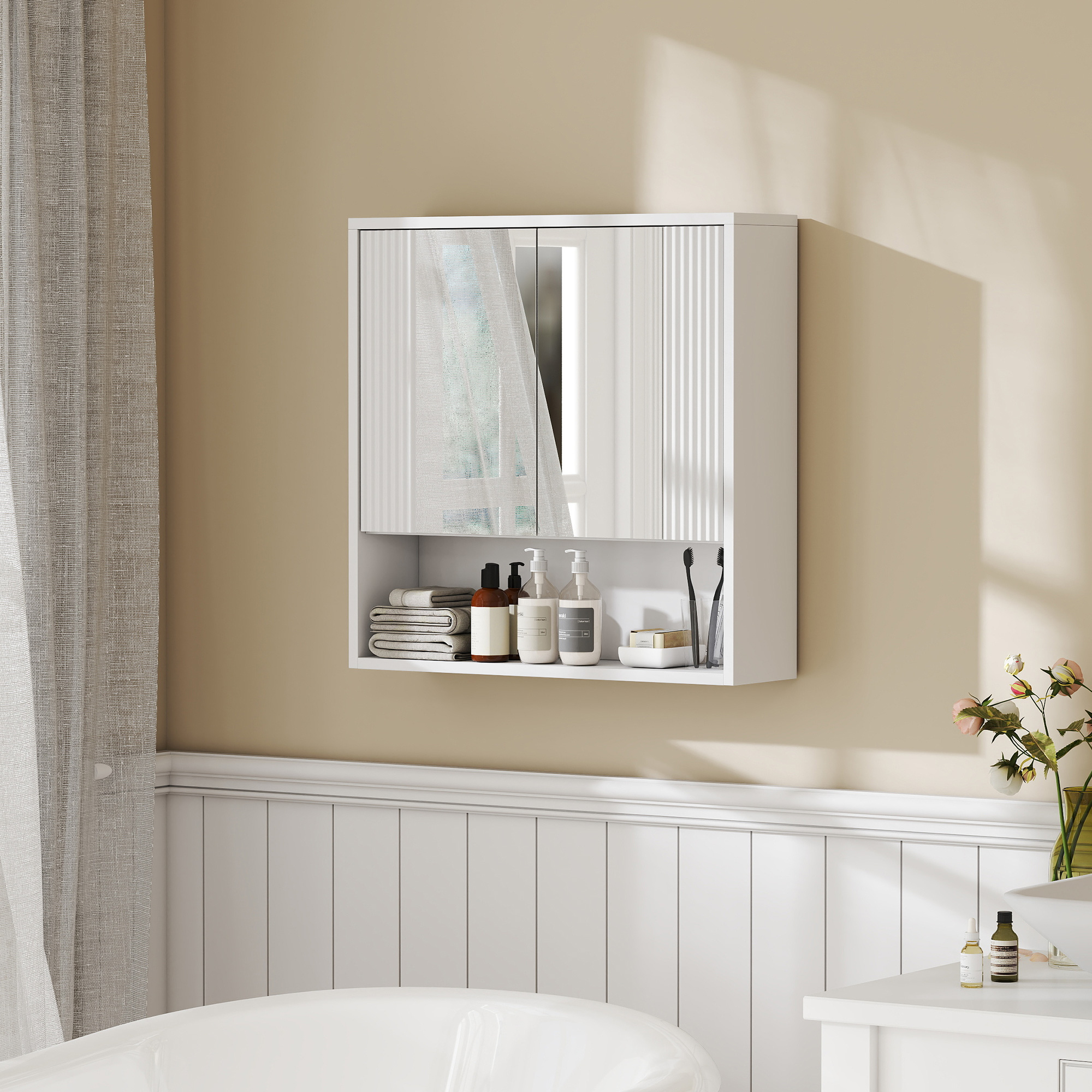Un mobiletto da bagno bianco con ante a specchio e mensola aperta con articoli da toeletta.