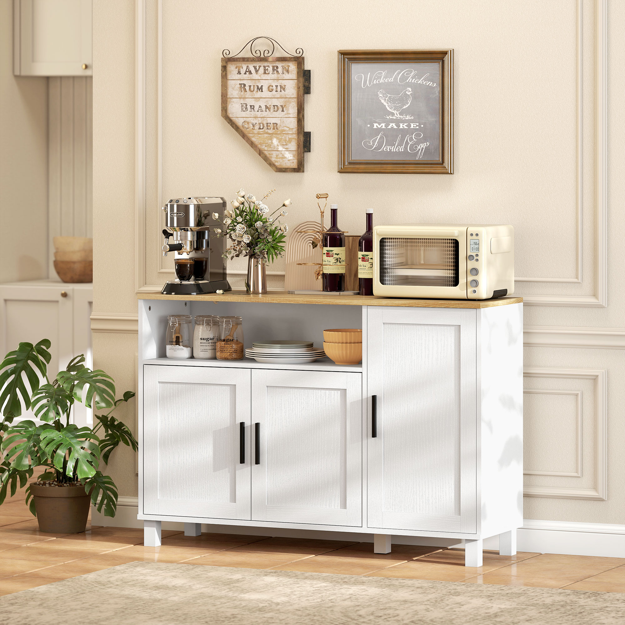Un mobile bianco con macchina da caffè, microonde, piante e decorazioni.