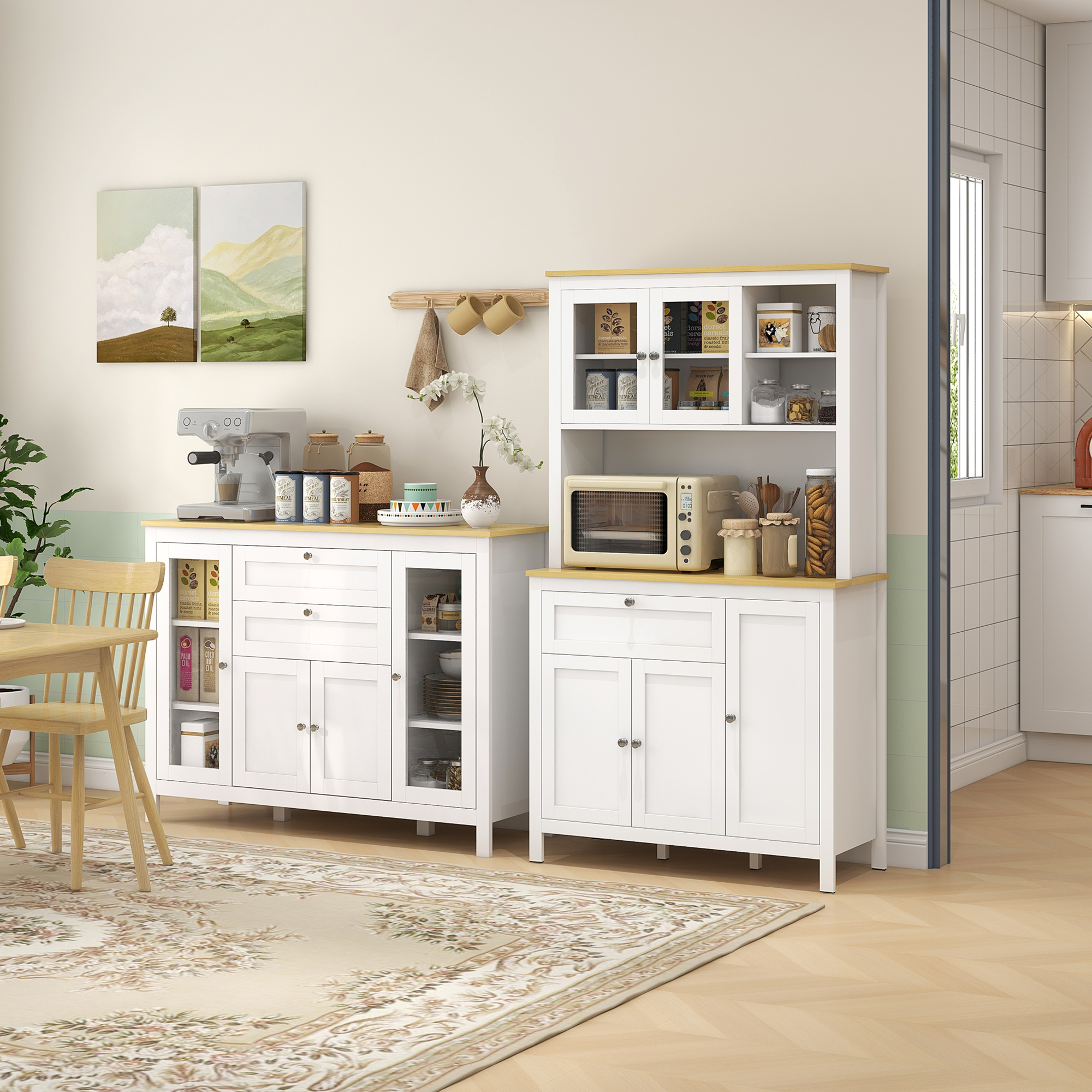 Mobili da cucina bianchi con piani in legno, microonde, macchina da caffè e zona pranzo.