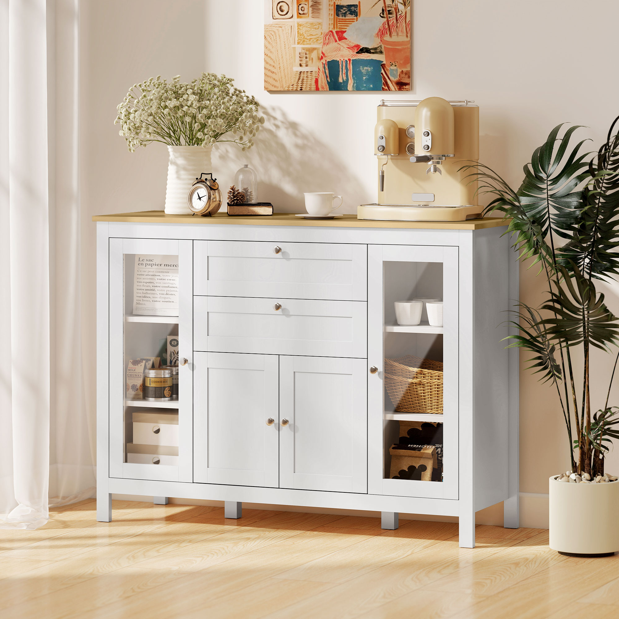 Un mobile bianco con ante in vetro, macchina da caffè, fiori e oggetti decorativi.