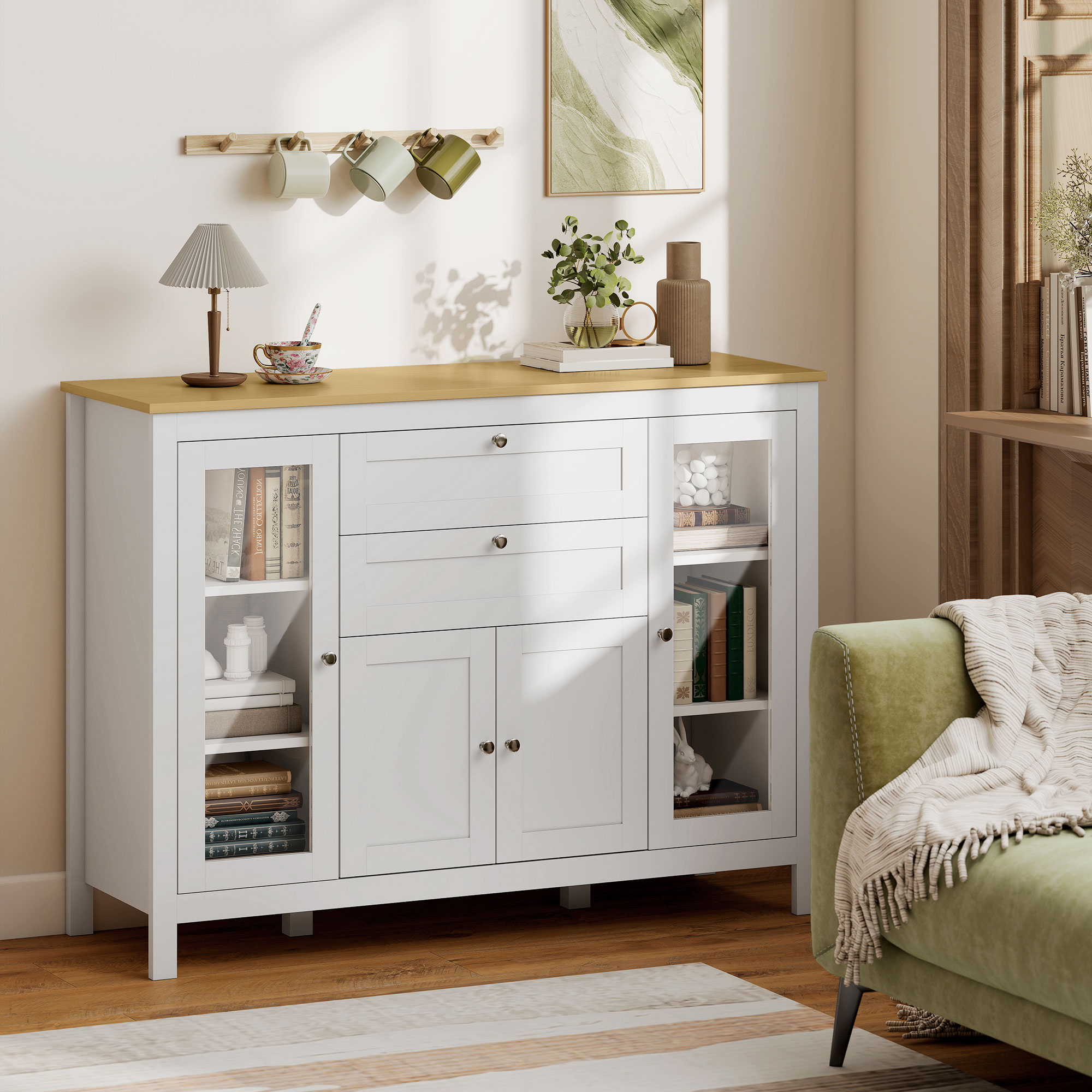 Un mobile bianco con piano in legno, ante in vetro e cassetti.