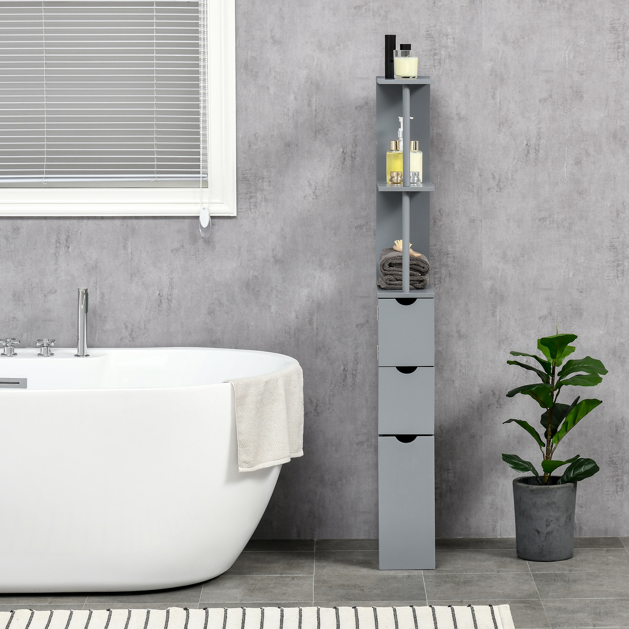 Un bagno con vasca bianca, scaffale grigio e pianta.