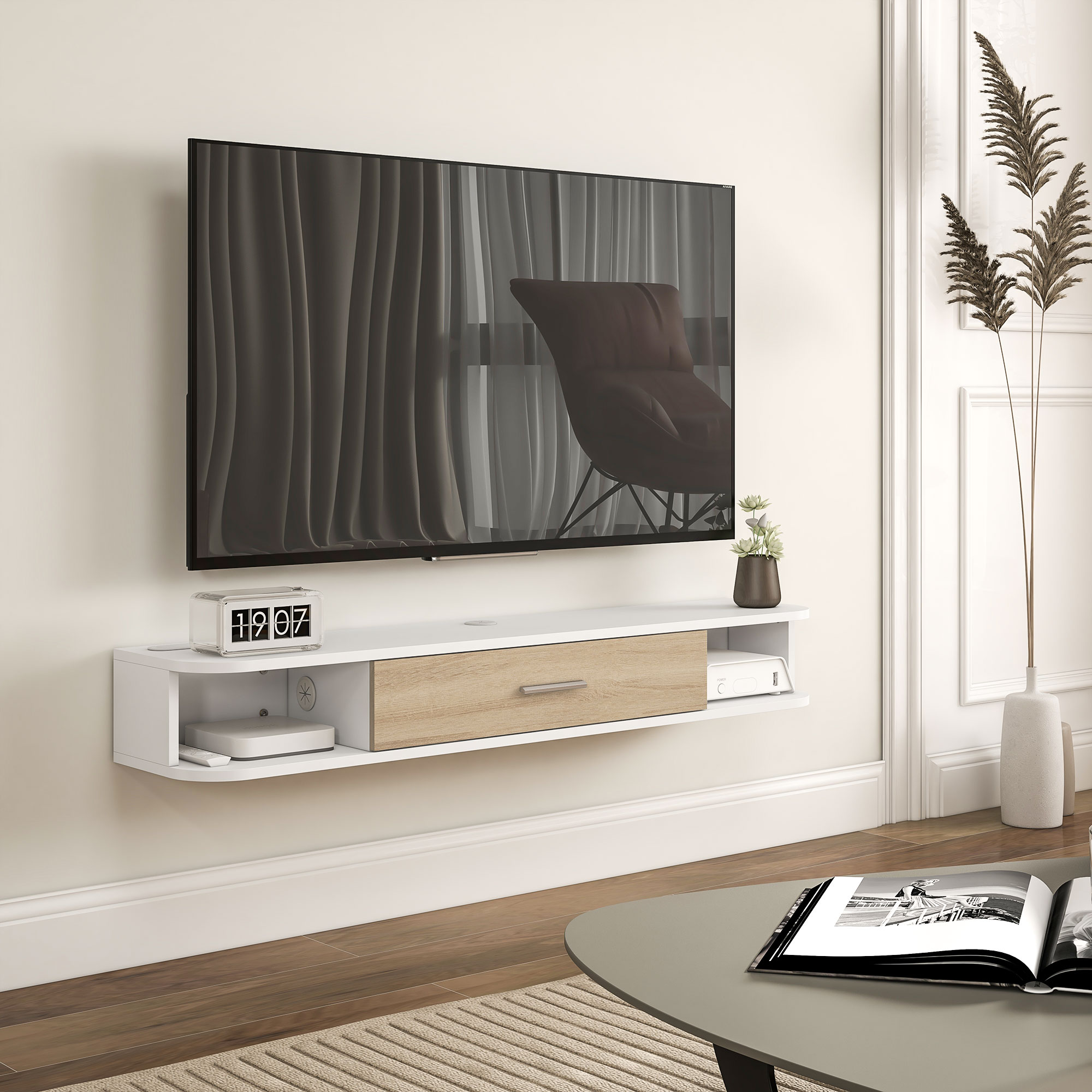 Una mensola sospesa con TV, radio orologio flip e decorazioni.