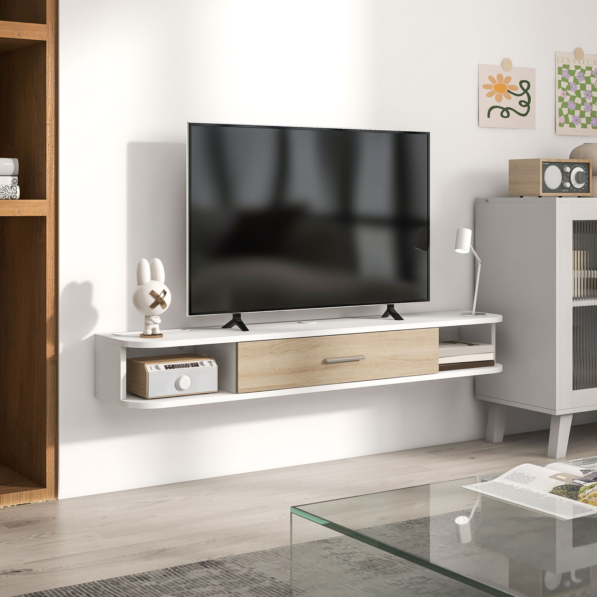 Un salotto moderno con TV a parete, mensola e decorazioni.