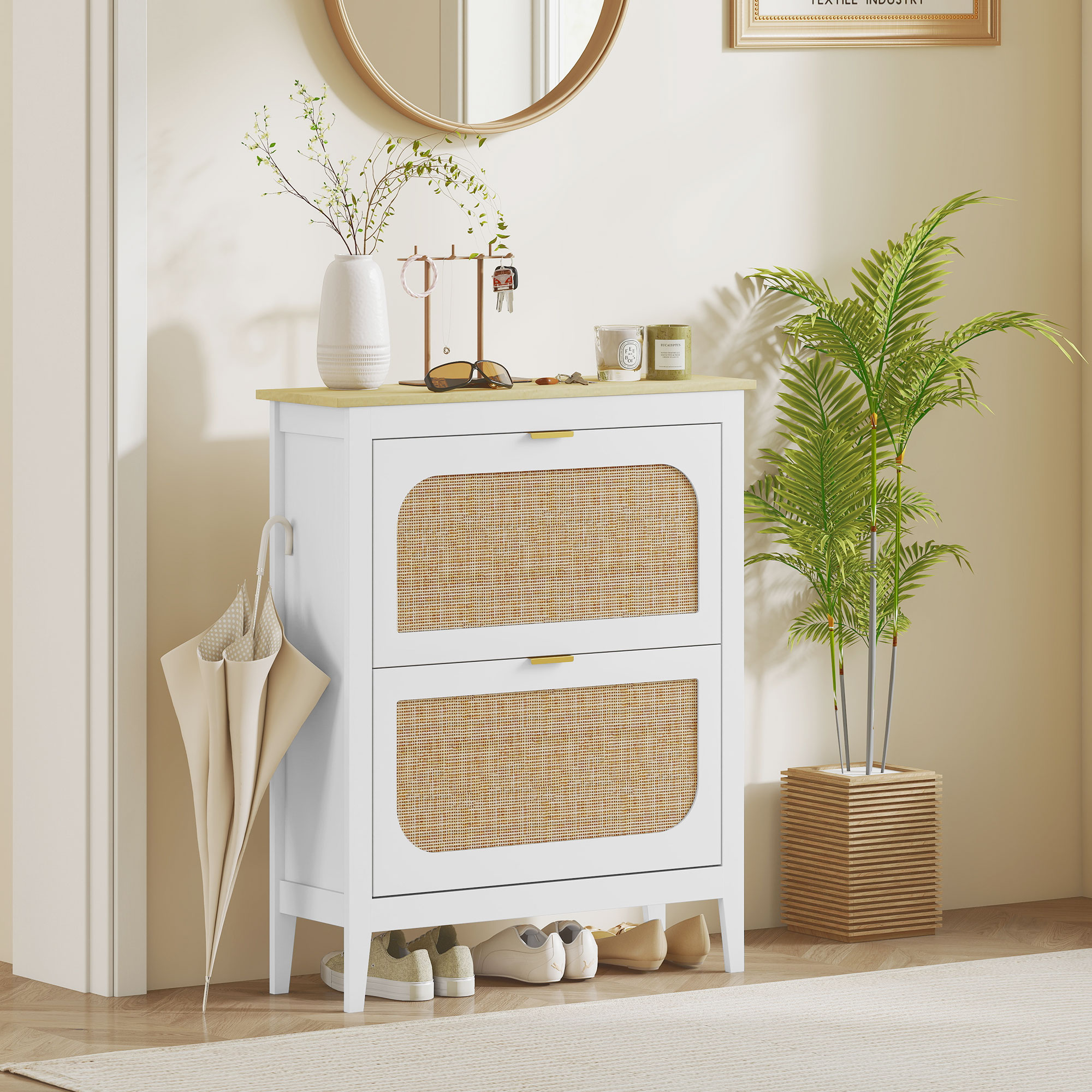 Mobile bianco con ante in rattan, vaso, espositore gioielli, candele sopra, pianta di palma accanto.