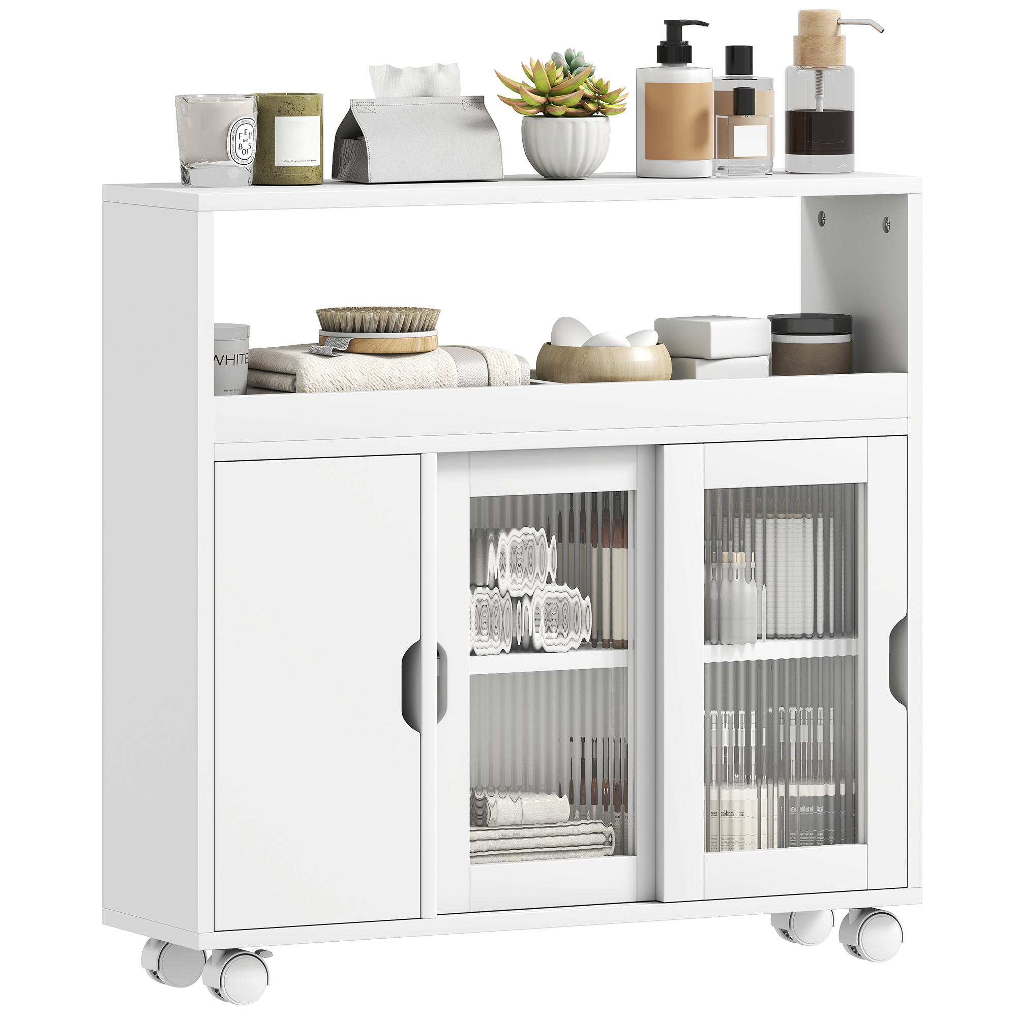 Carrello da bagno bianco su ruote, fornito di asciugamani, sapone, candele e lozioni.