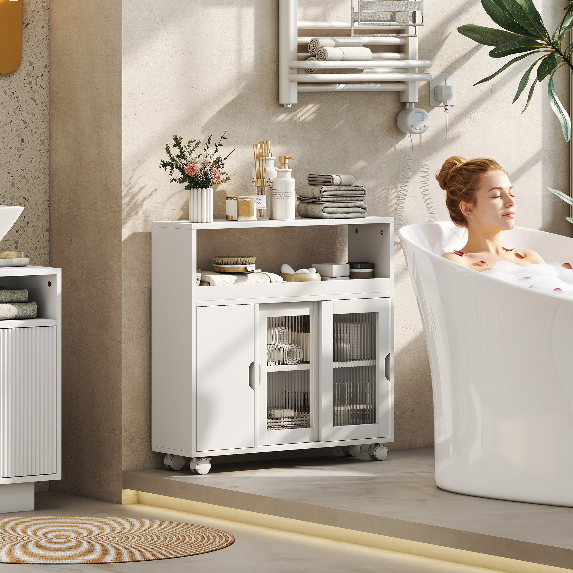 Donna che si rilassa in una vasca da bagno accanto a un carrello bianco con articoli da toeletta.