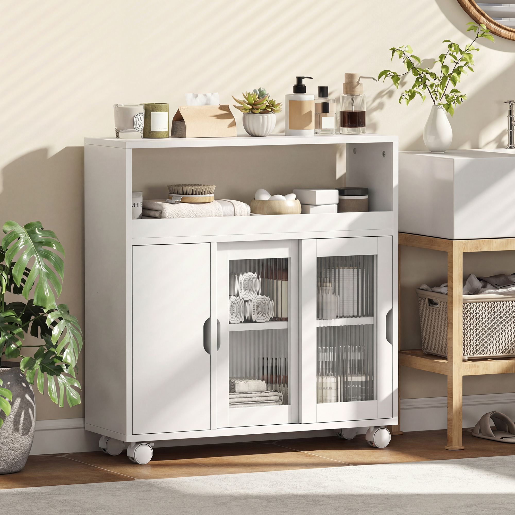 Un mobile bianco con ante in vetro, ruote e vari articoli da bagno.