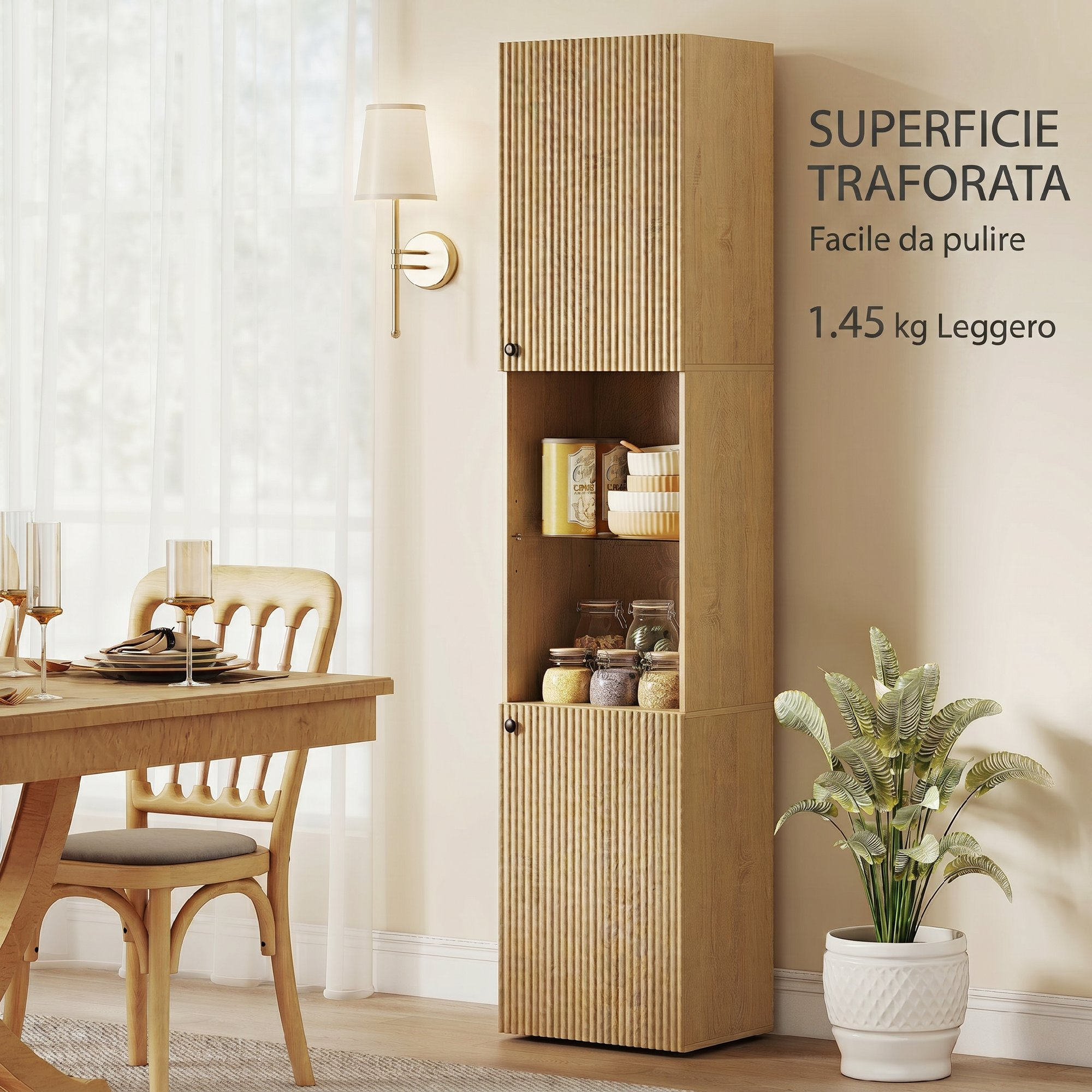 Un mobile in legno con ante scanalate accanto a un tavolo da pranzo con sedie.