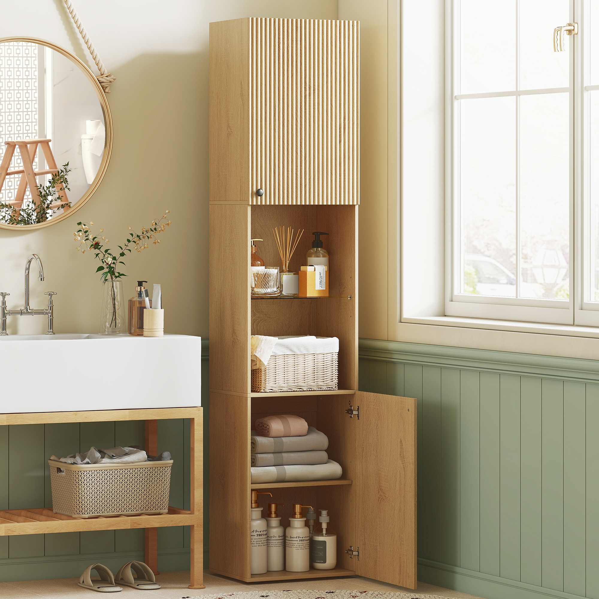 Bagno con mobile in legno, lavandino e specchio. Asciugamani e sapone visibili.