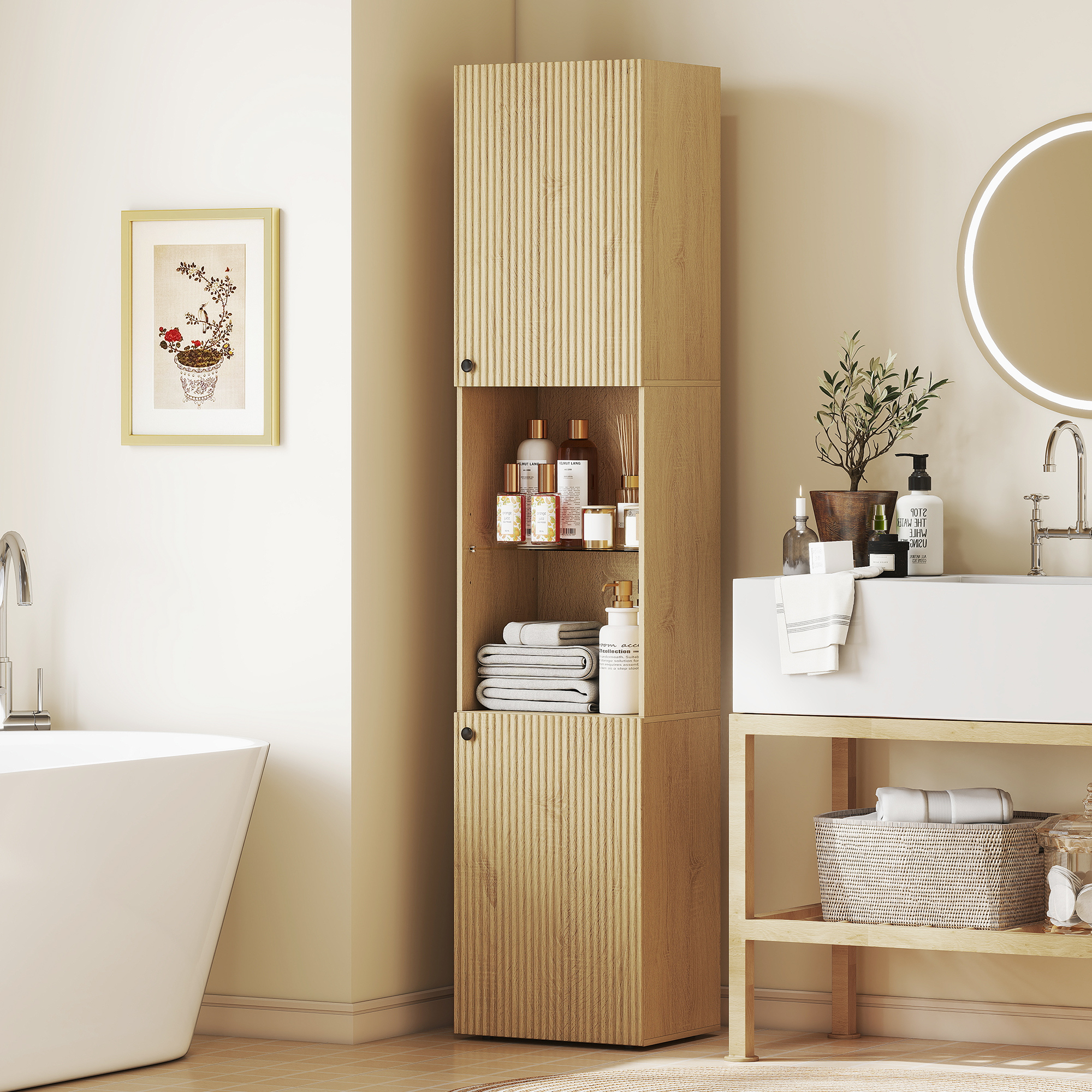 Un bagno con mobiletto in legno, vasca, lavandino e specchio.