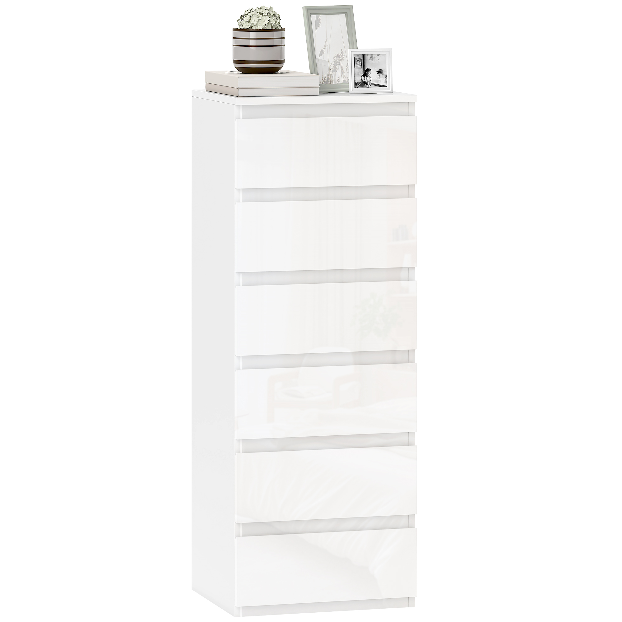 Cassettiera bianca lucida con sei cassetti e decorazioni sopra.
