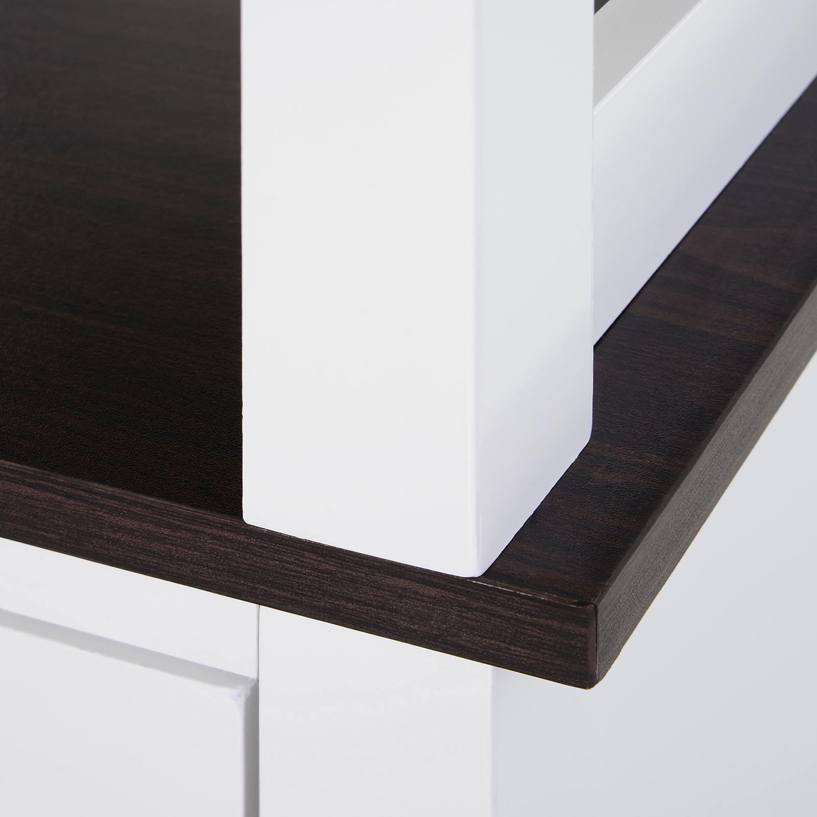 Mensola in legno marrone scuro con supporti verticali bianchi. Primo piano.