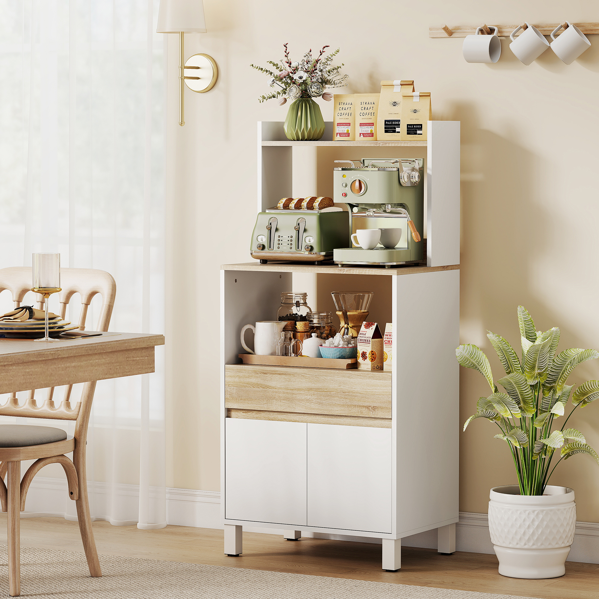 Set caffè verde con tostapane, tazze e pianta su mensola bianca.