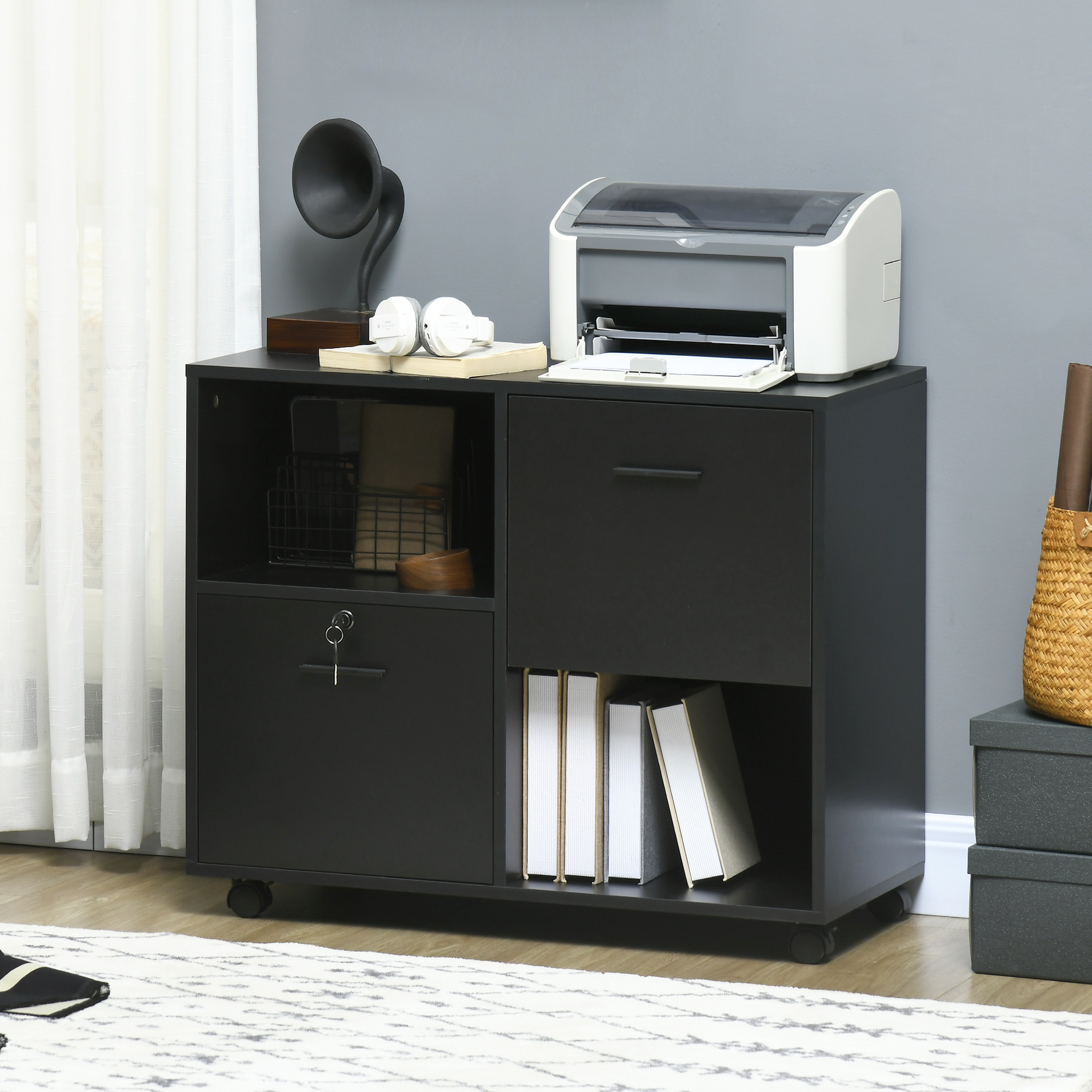Un archiviatore nero con stampante, cuffie, libri e grammofono retrò.