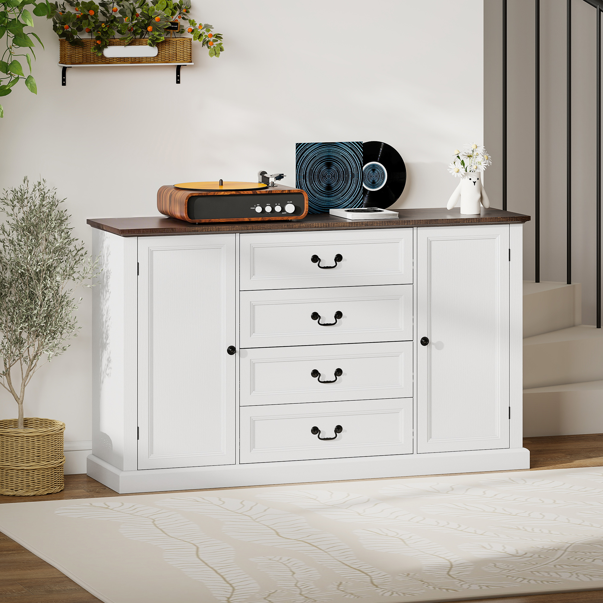 Una credenza bianca con piano in legno, giradischi, dischi in vinile e vaso con fiori.