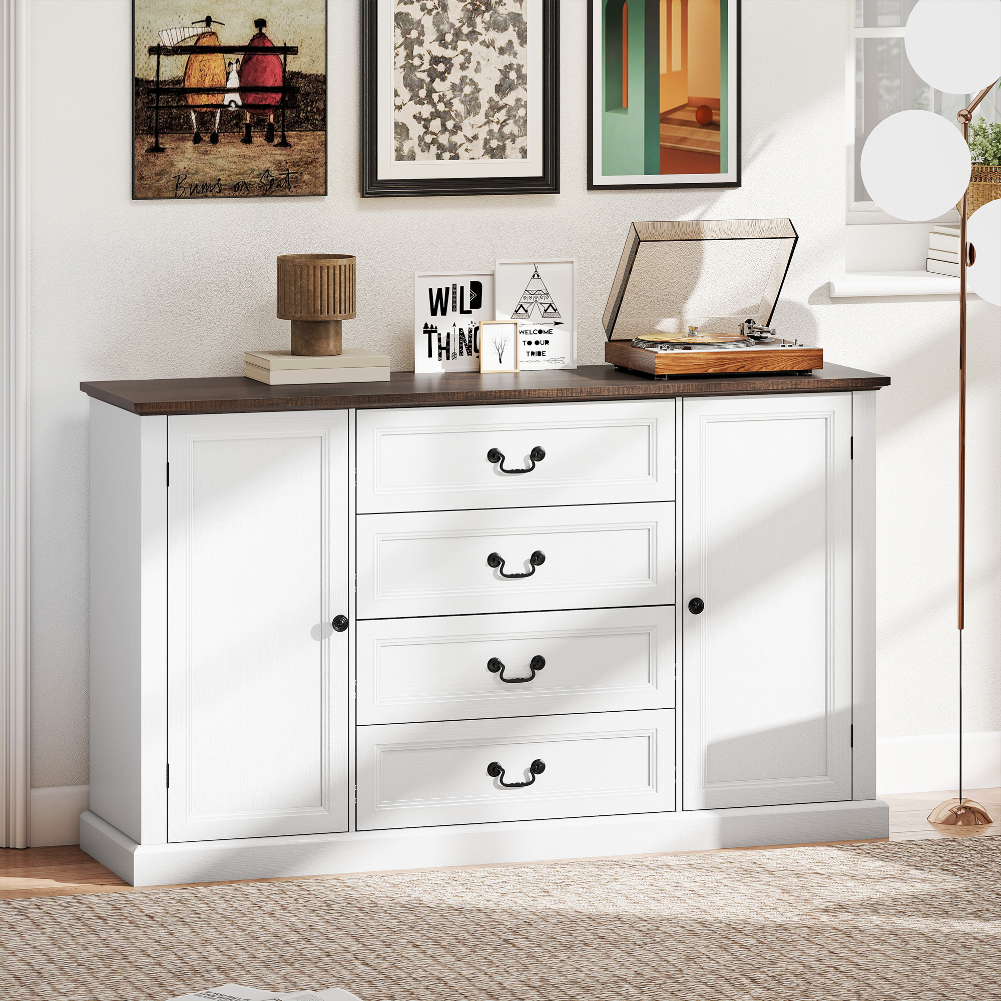 Una credenza bianca con piano scuro, quattro cassetti e due ante.