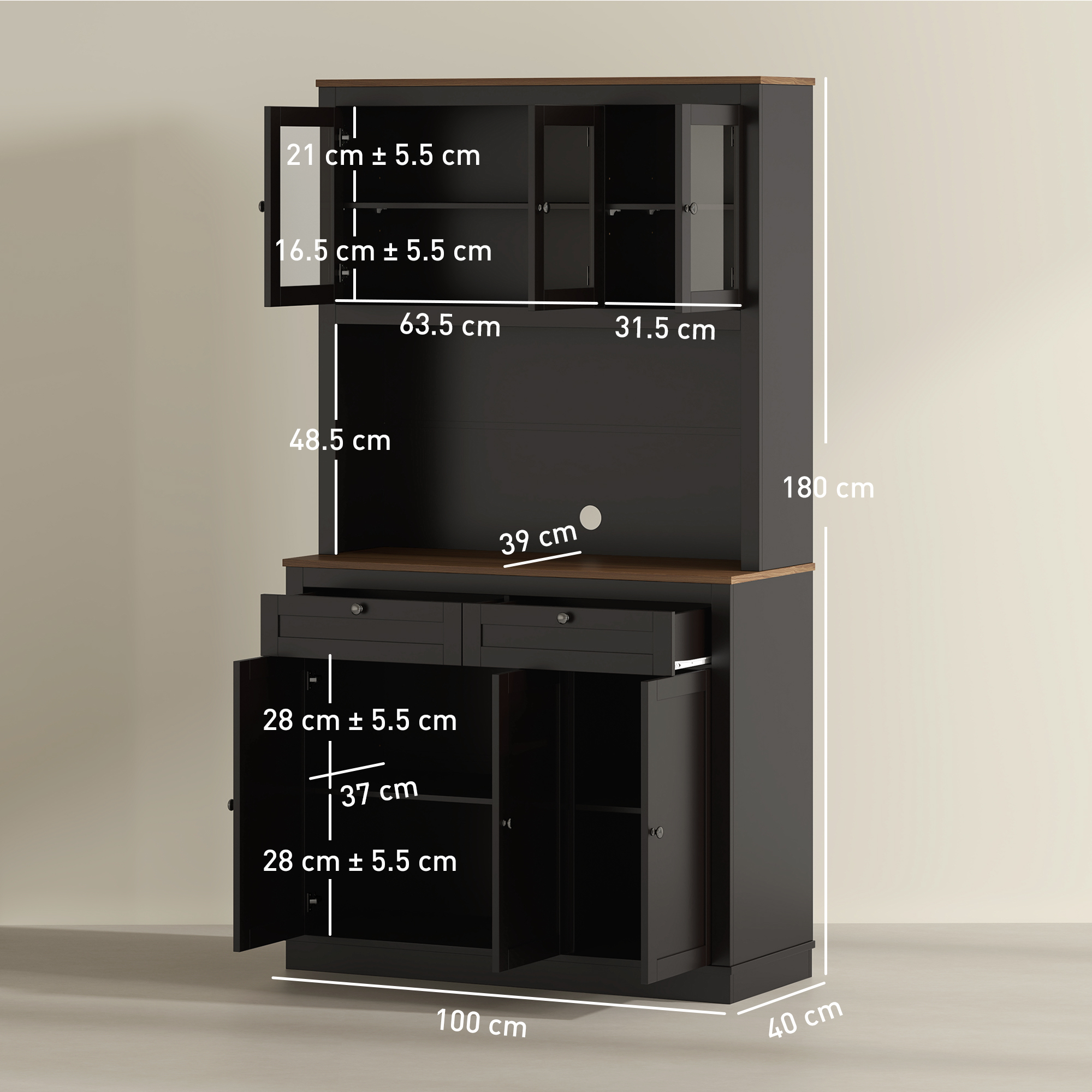 Una credenza alta in legno scuro con ante in vetro e ripiani a giorno. Dimensioni mostrate.