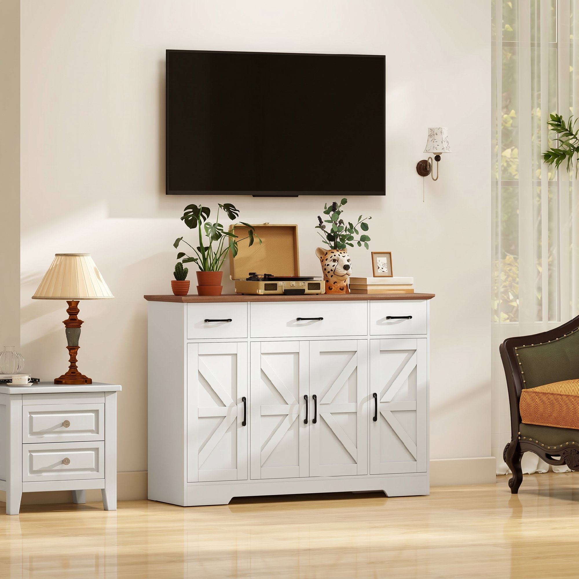 Un soggiorno moderno con TV, mobile bianco, comodino, lampada e poltrona.
