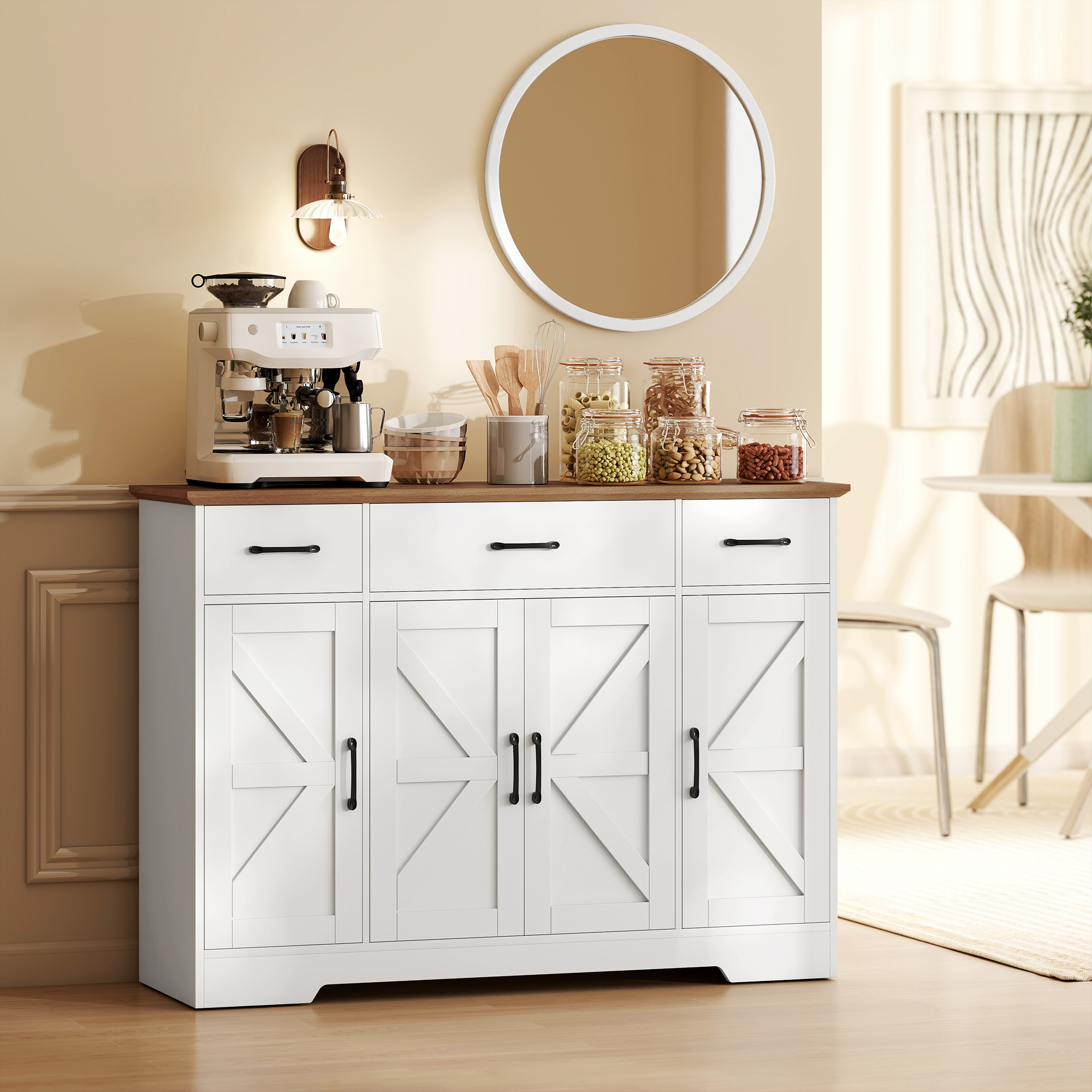 Una credenza bianca con pavimento in legno, macchina per espresso, specchio e barattoli di cibo.