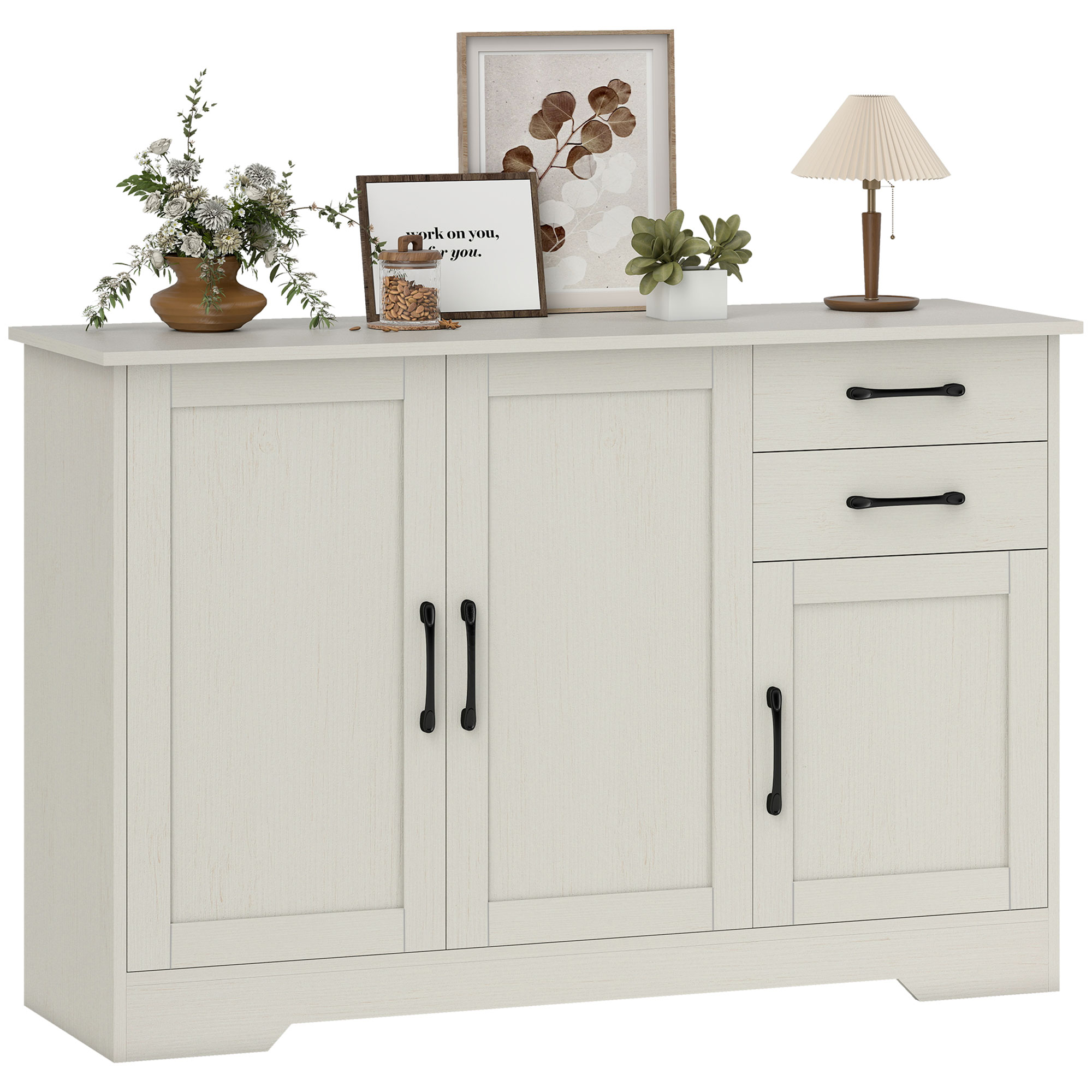 Una credenza bianca con maniglie nere, fiori e decorazioni.