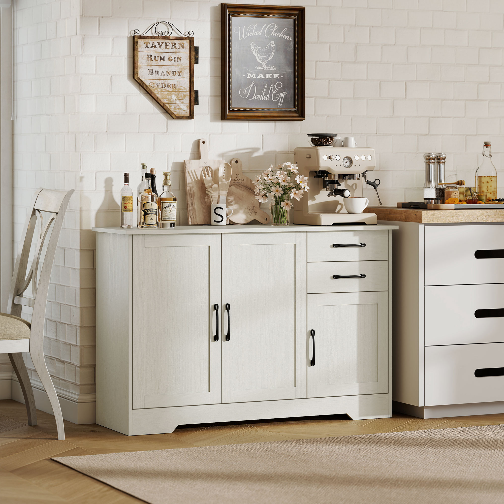 Una credenza da cucina bianca con macchina per espresso, bicchieri e bottiglie.